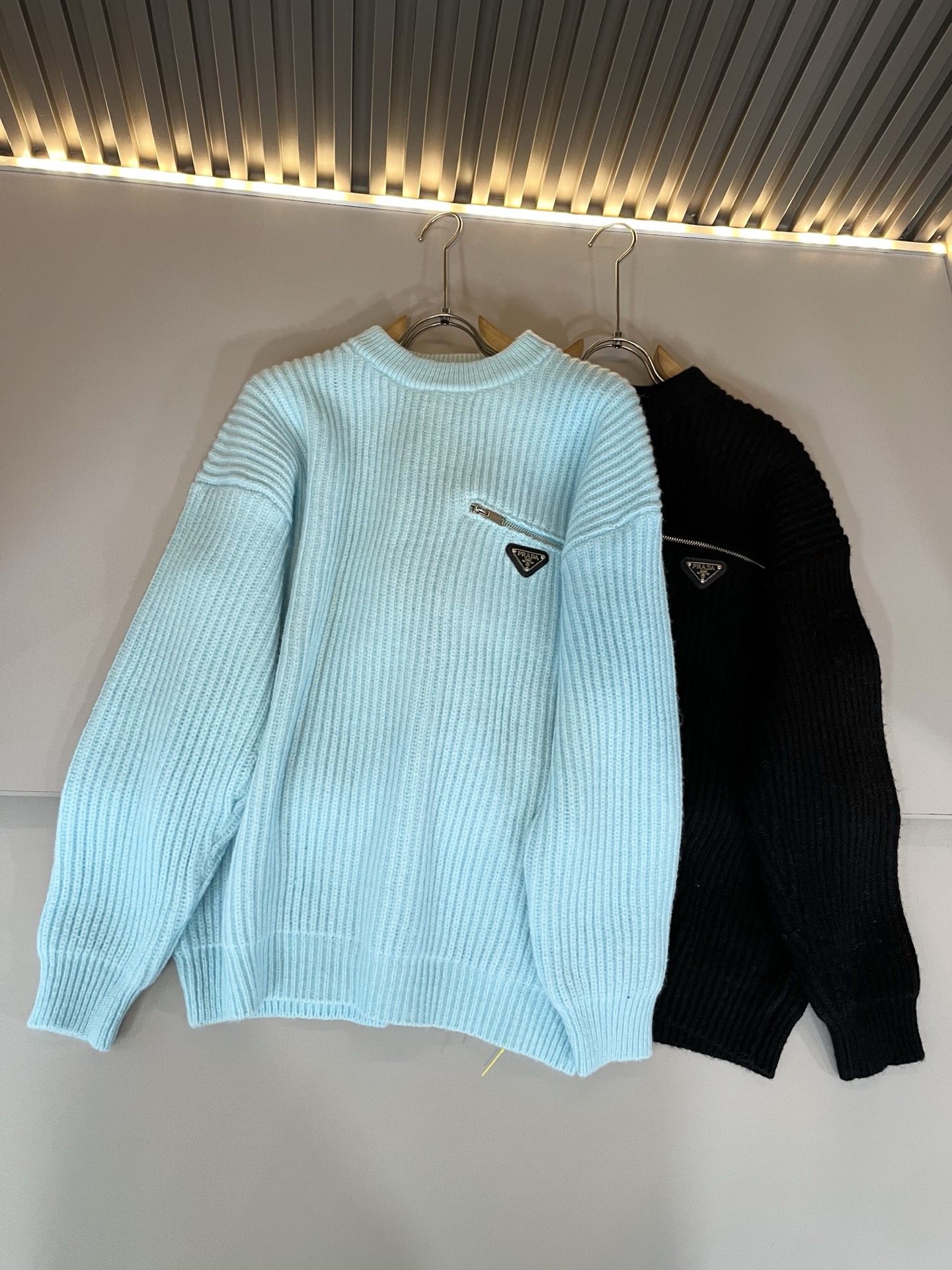 PRAD*A普*达2025秋冬新款男士针织羊毛衫，最新款全网独家首上！！~既经典有时尚百搭，谁不爱啊，将