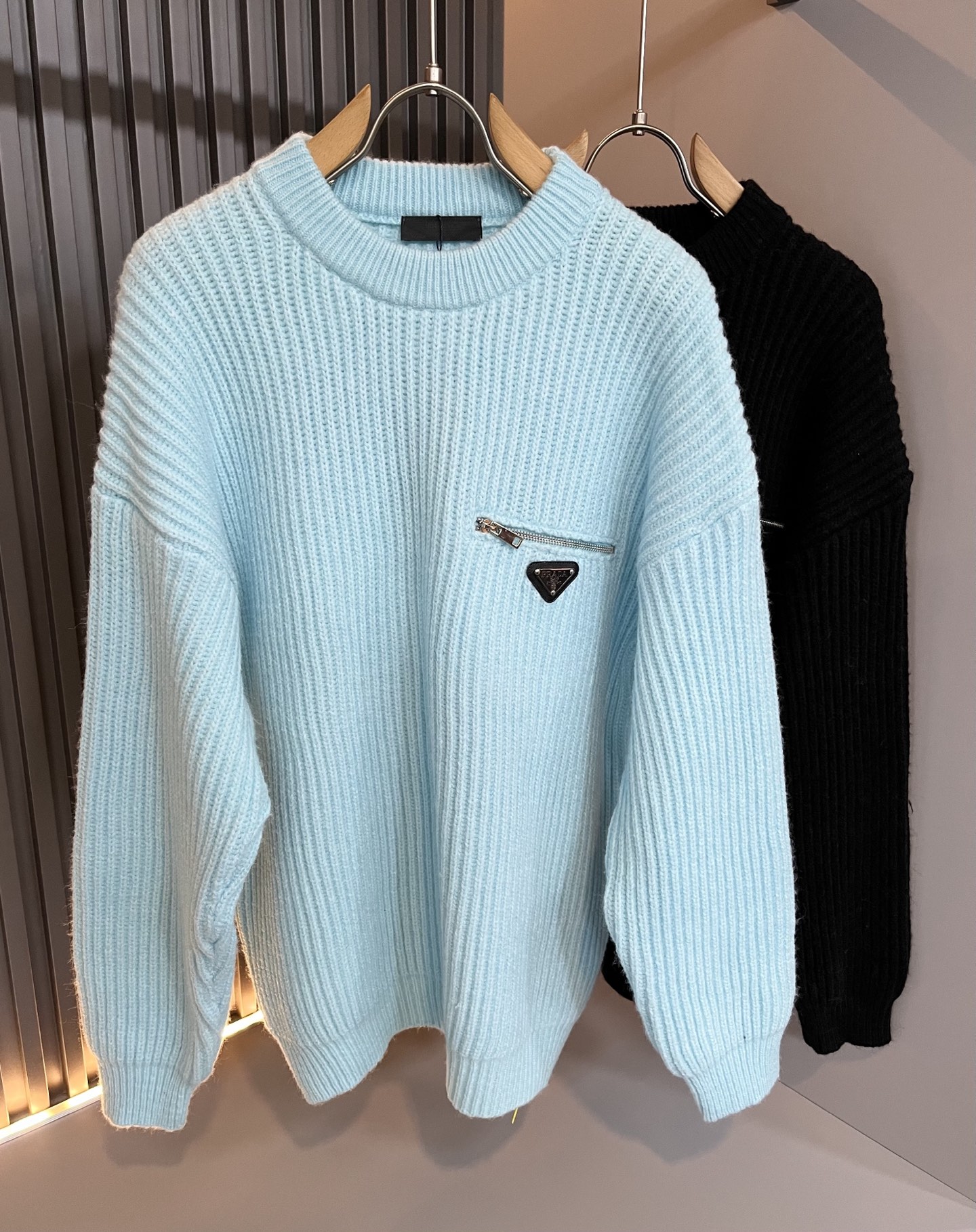 NO:610435,PRAD*A's 2025 new autumn and winter men's knitted woolen sweaters, the latest model is exclusively available on the entire network!  !  ~It is both classic and fashionable, who doesn’t love it? It shows the classic again, it is very eye-catching, and it has a low-luxury aura and recognition!  Pr*da's traditional brand concept and modern advanced technology are perfectly combined. Coupled with an extremely modern and simple design, Pr*da's exclusive three-dimensional triangle logo hardware design!  Customized 100% imported wool fabric!  The texture of this model is quite impressive. You can tell the specifications and grades at your fingertips. The level of finesse and breathability are top-notch!  Size M-3XL,,prada,alexander wang19860909PRAD*A普*达2025秋冬新款男士针织羊毛衫,最新款全网独家首上！！~既经典有时尚百搭,谁不爱啊,将经典再次展现,非常的耐看,自带低奢光环与辨识度！Pr*da传统的品牌理念和现代化的先进技术进行了完美结合.加上极其现代摩登风范的简约设计,p家专属立体三角标识五金设计！定制百分百进口羊毛面料！此款的质感相当感人 触手便知规格档次 细腻程度与透气效果堪称顶级！尺码M-3XL,,prada,alexander wang,Men's clothing