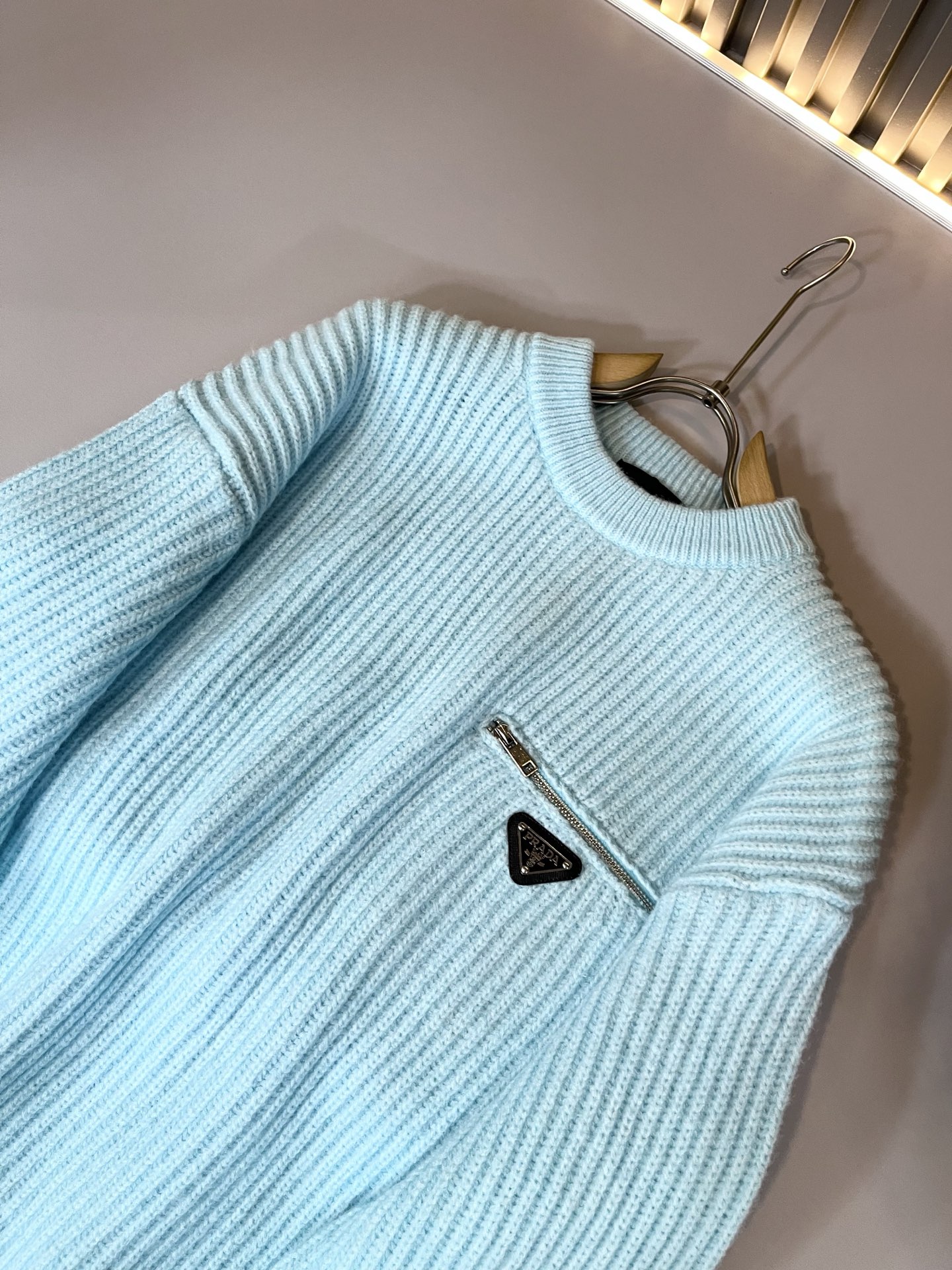 PRAD*A普*达2025秋冬新款男士针织羊毛衫，最新款全网独家首上！！~既经典有时尚百搭，谁不爱啊，将