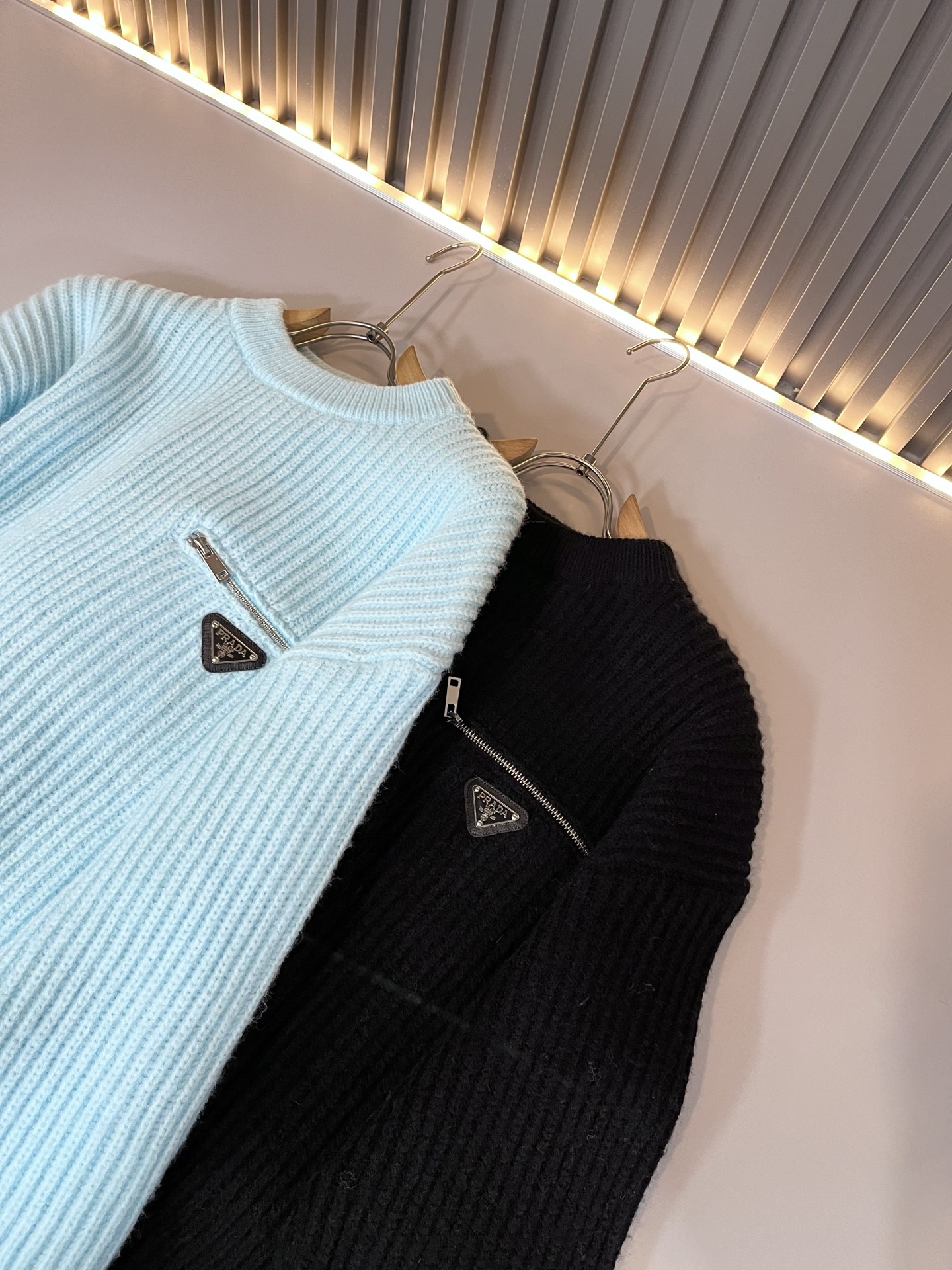 PRAD*A普*达2025秋冬新款男士针织羊毛衫，最新款全网独家首上！！~既经典有时尚百搭，谁不爱啊，将