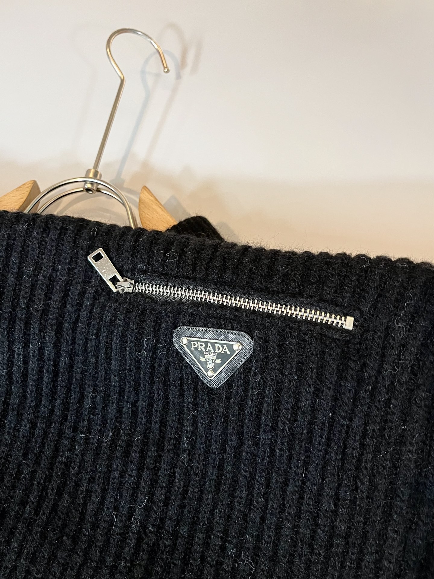 PRAD*A普*达2025秋冬新款男士针织羊毛衫，最新款全网独家首上！！~既经典有时尚百搭，谁不爱啊，将