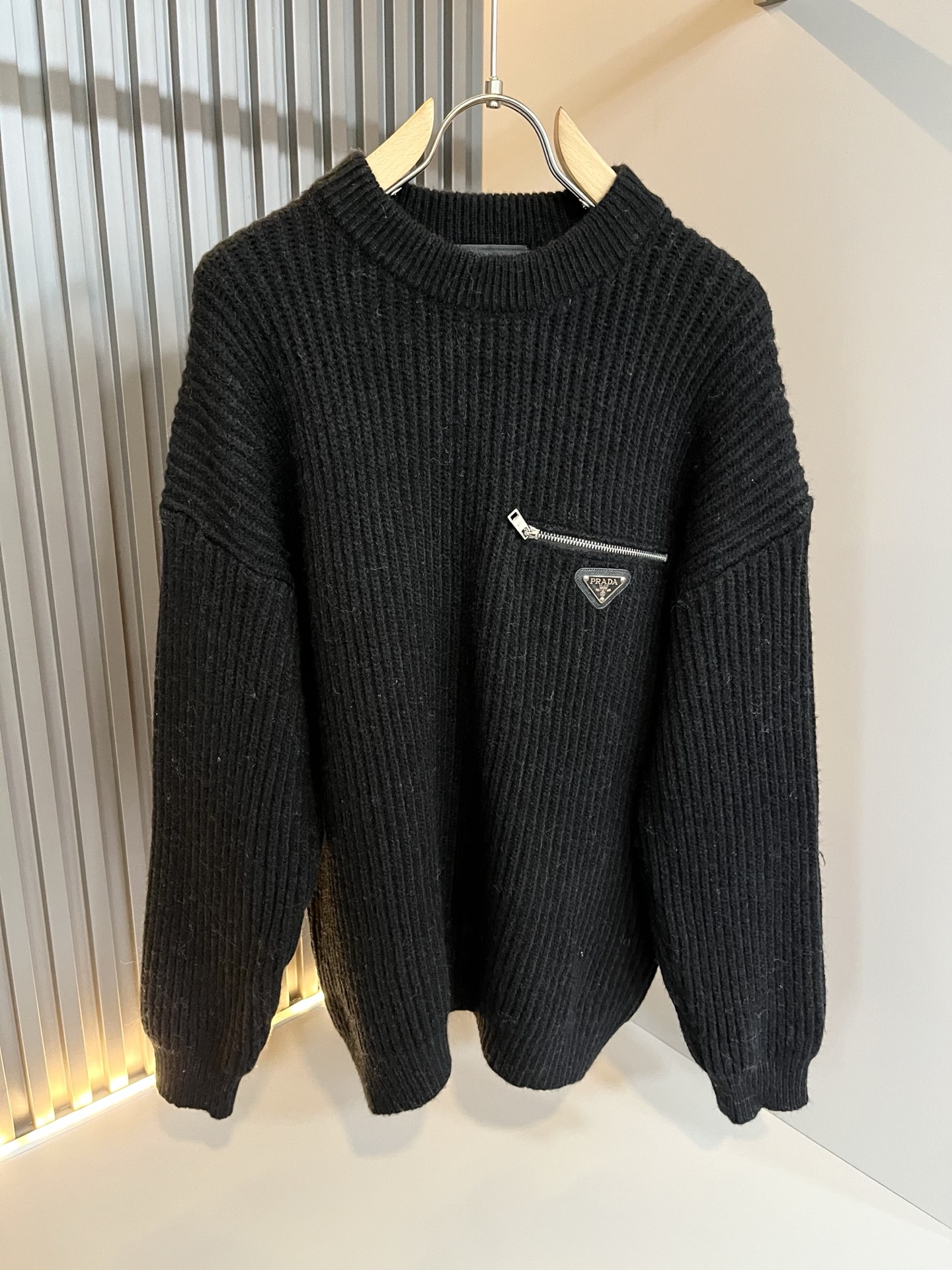 PRAD*A普*达2025秋冬新款男士针织羊毛衫，最新款全网独家首上！！~既经典有时尚百搭，谁不爱啊，将