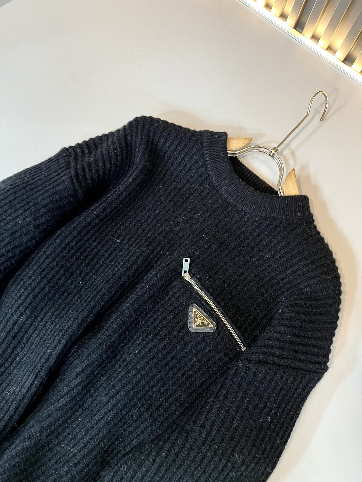 PRAD*A普*达2025秋冬新款男士针织羊毛衫，最新款全网独家首上！！~既经典有时尚百搭，谁不爱啊，将