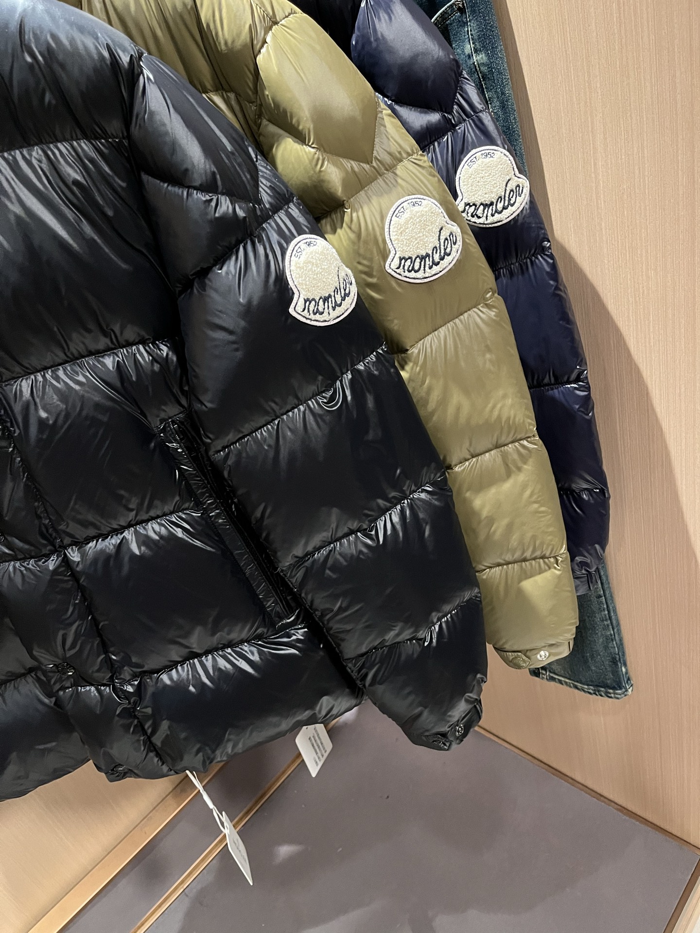 Mon*ler蒙口 2025秋冬新款男女同款👫羽绒服 ！年度的压轴款登场...匠心技艺于一身的经典款.高