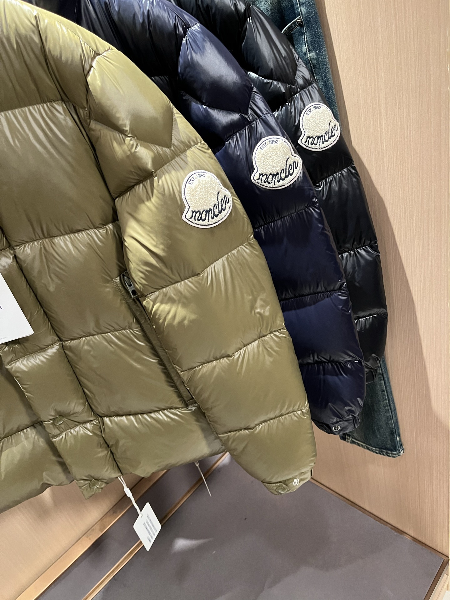 Mon*ler蒙口 2025秋冬新款男女同款👫羽绒服 ！年度的压轴款登场...匠心技艺于一身的经典款.高