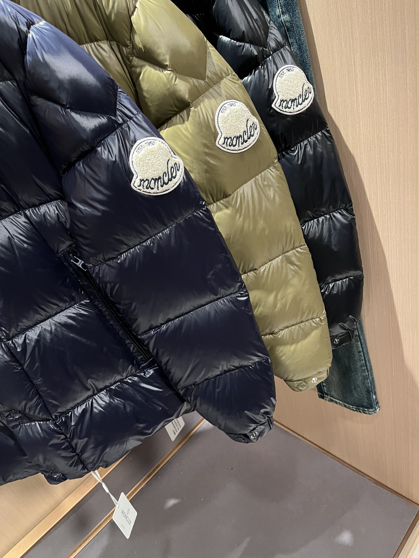 Mon*ler蒙口 2025秋冬新款男女同款👫羽绒服 ！年度的压轴款登场...匠心技艺于一身的经典款.高
