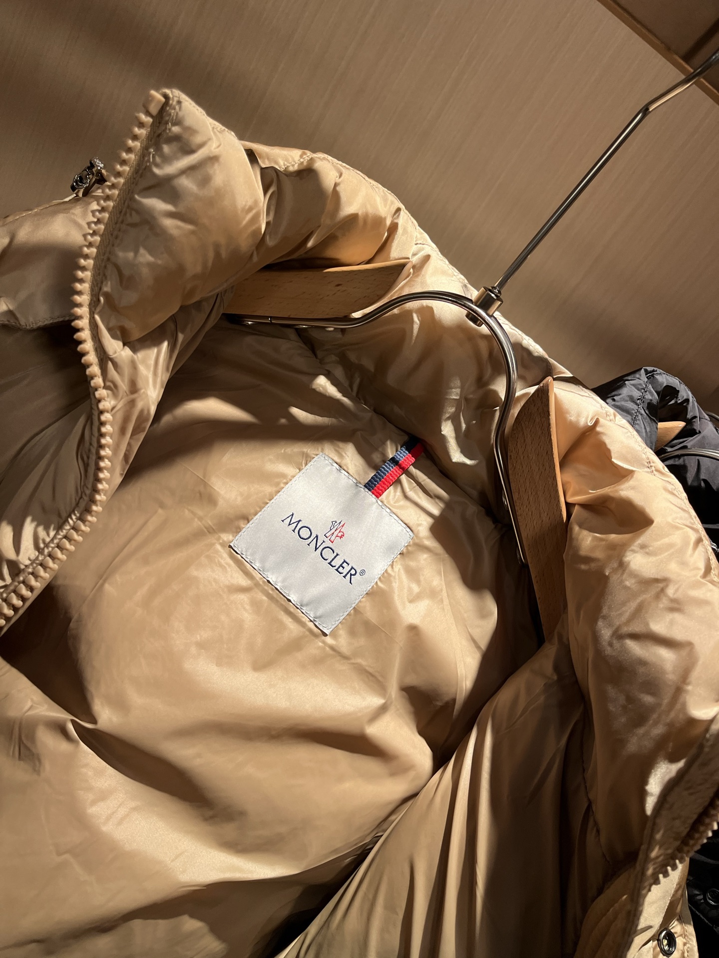 Mon*ler蒙口 2025秋冬新款男女同款👫羽绒服 ！年度的压轴款登场...匠心技艺于一身的经典款.高