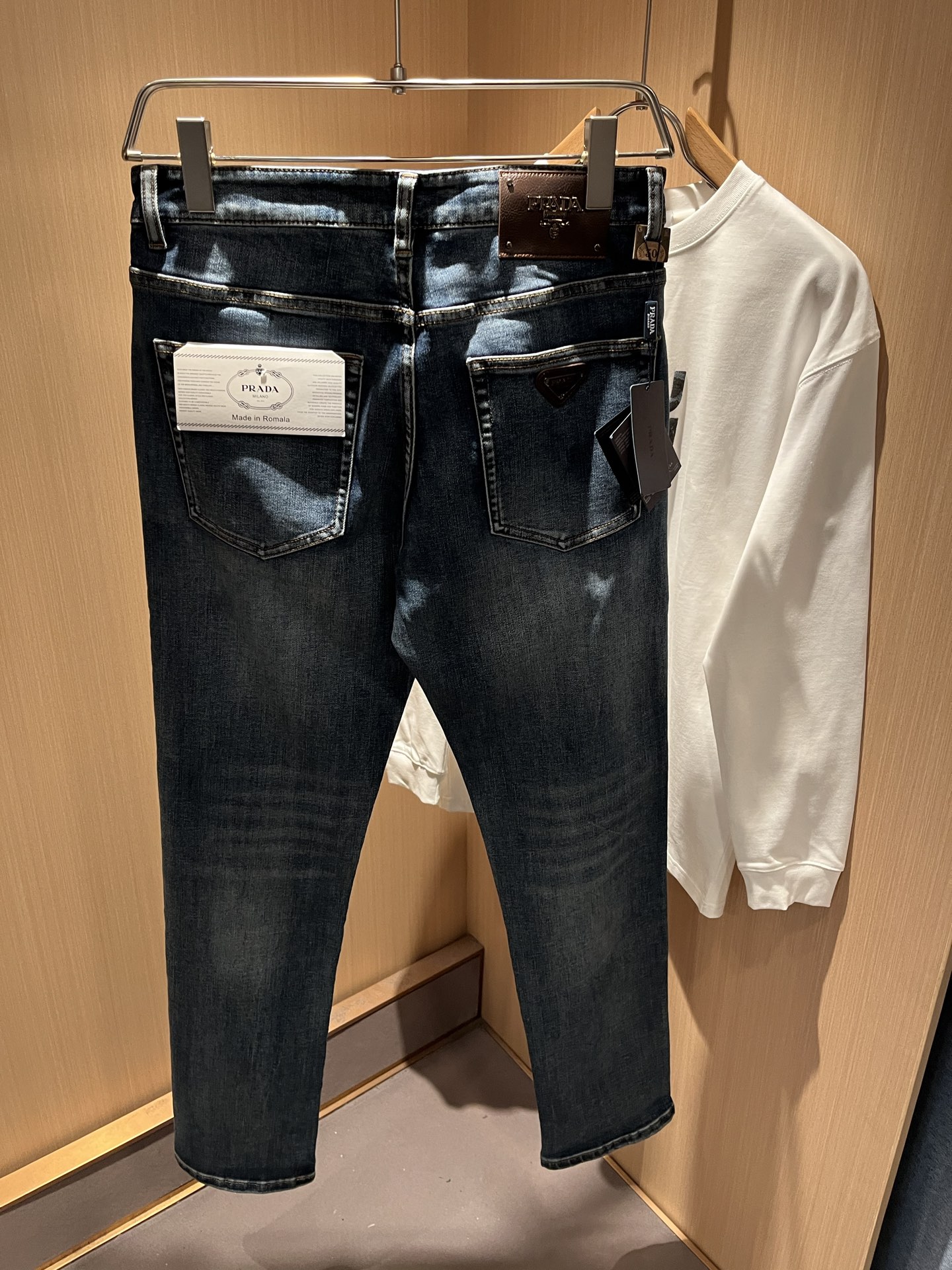 PRA*DA 普拉达 2025秋冬新品发售！牛仔高级百搭实用主义不哗众取宠！港澳台地区限定款！！立体裁剪