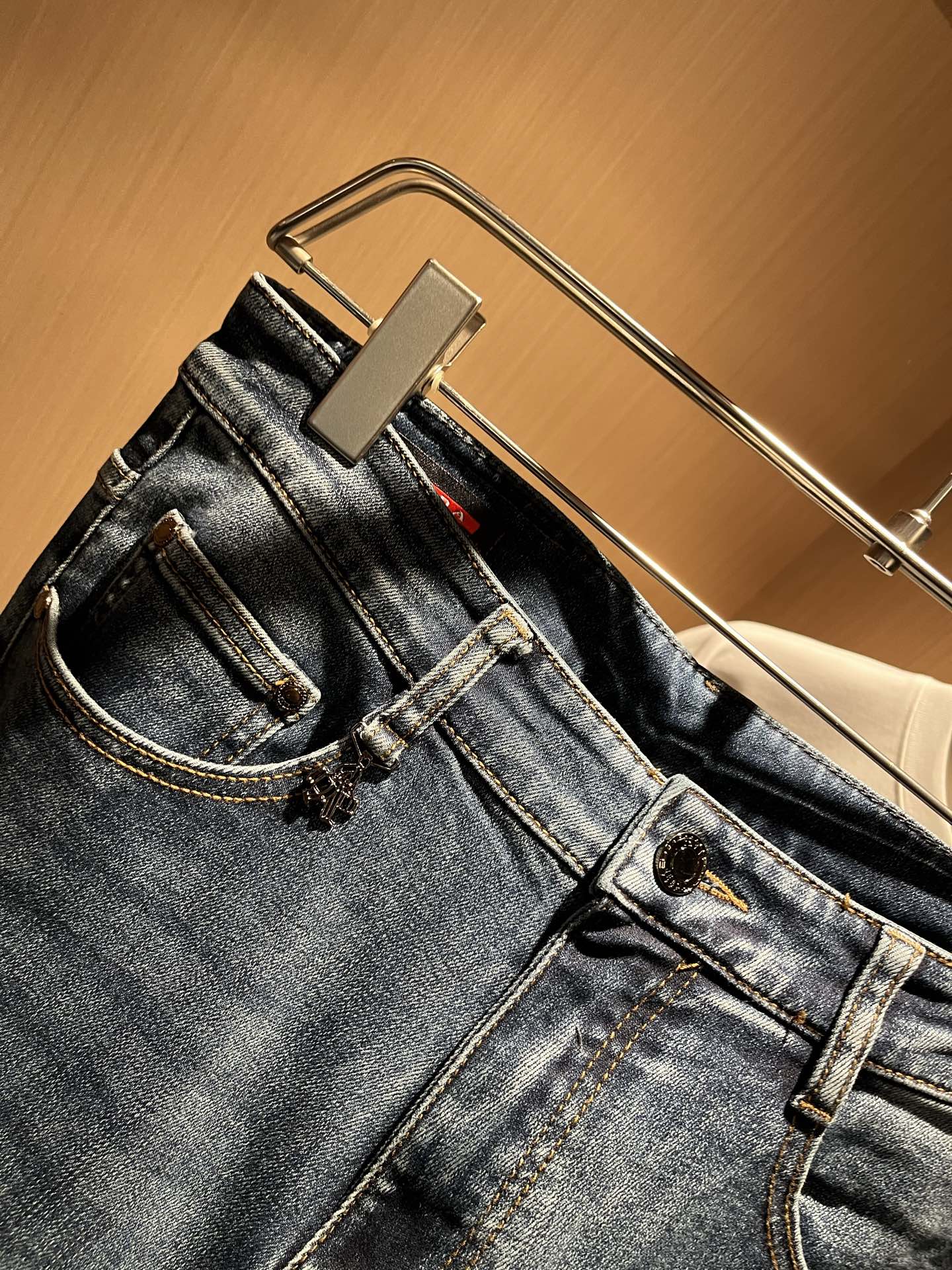 PRA*DA 普拉达 2025秋冬新品发售！牛仔高级百搭实用主义不哗众取宠！港澳台地区限定款！！立体裁剪