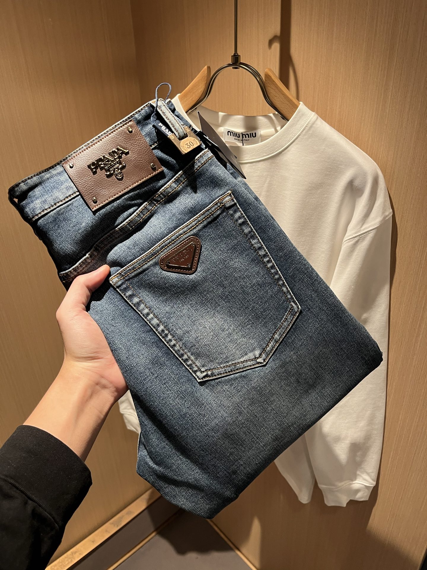 PRA*DA 普拉达 2025秋冬新品发售！牛仔高级百搭实用主义不哗众取宠！港澳台地区限定款！！立体裁剪