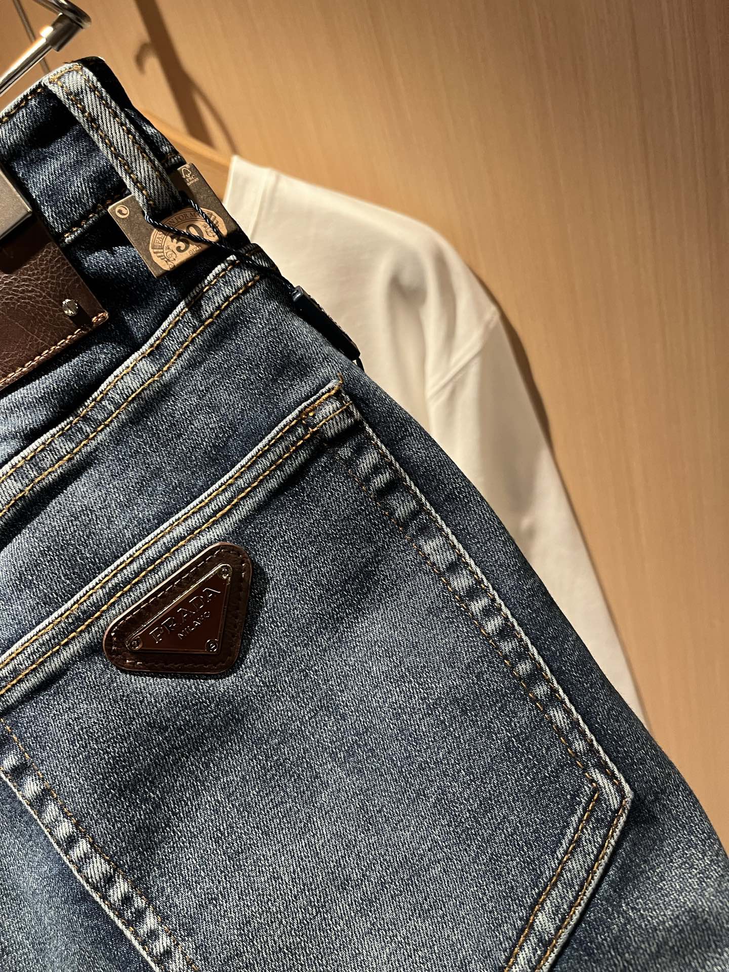 PRA*DA 普拉达 2025秋冬新品发售！牛仔高级百搭实用主义不哗众取宠！港澳台地区限定款！！立体裁剪