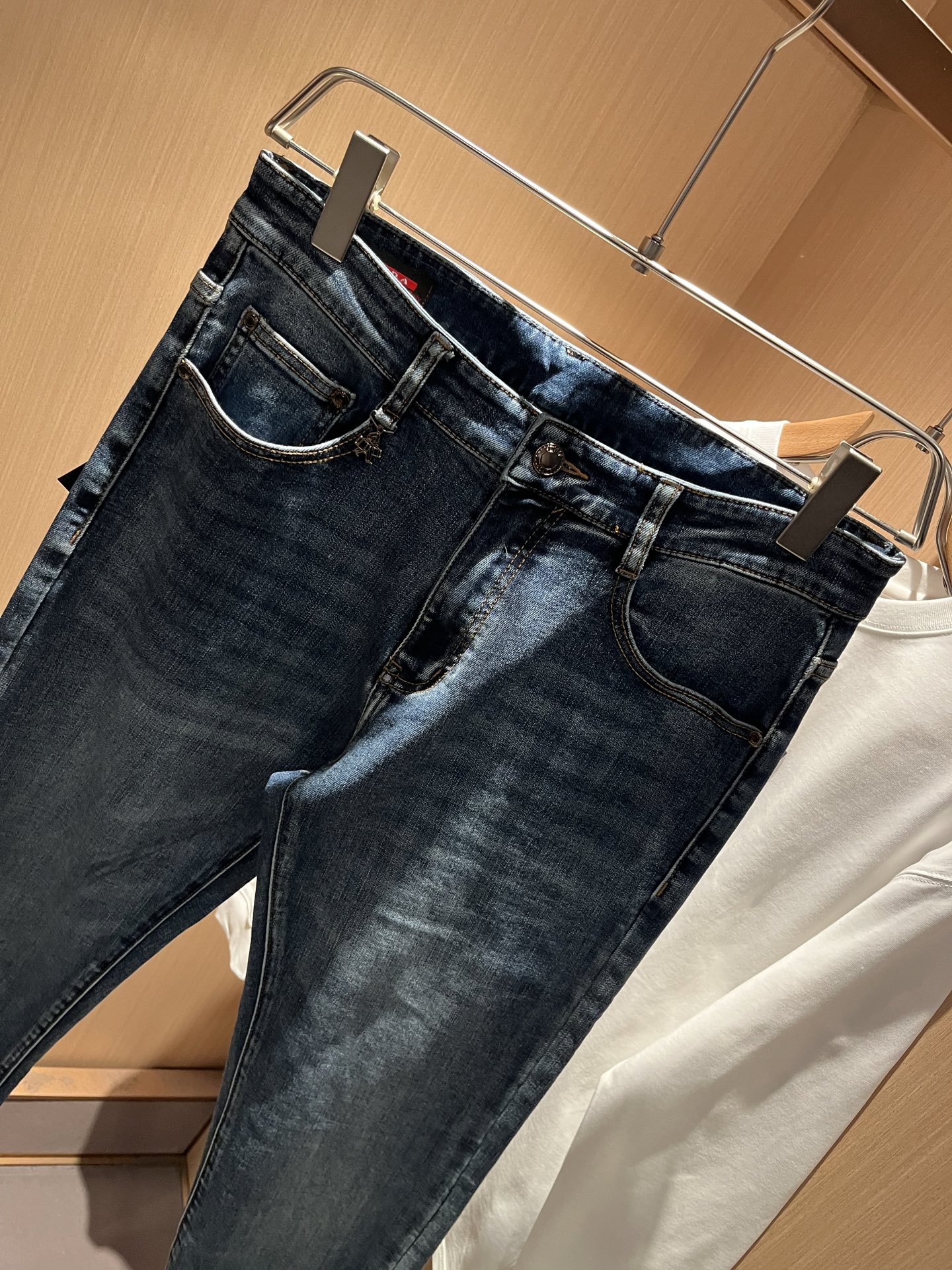 PRA*DA 普拉达 2025秋冬新品发售！牛仔高级百搭实用主义不哗众取宠！港澳台地区限定款！！立体裁剪