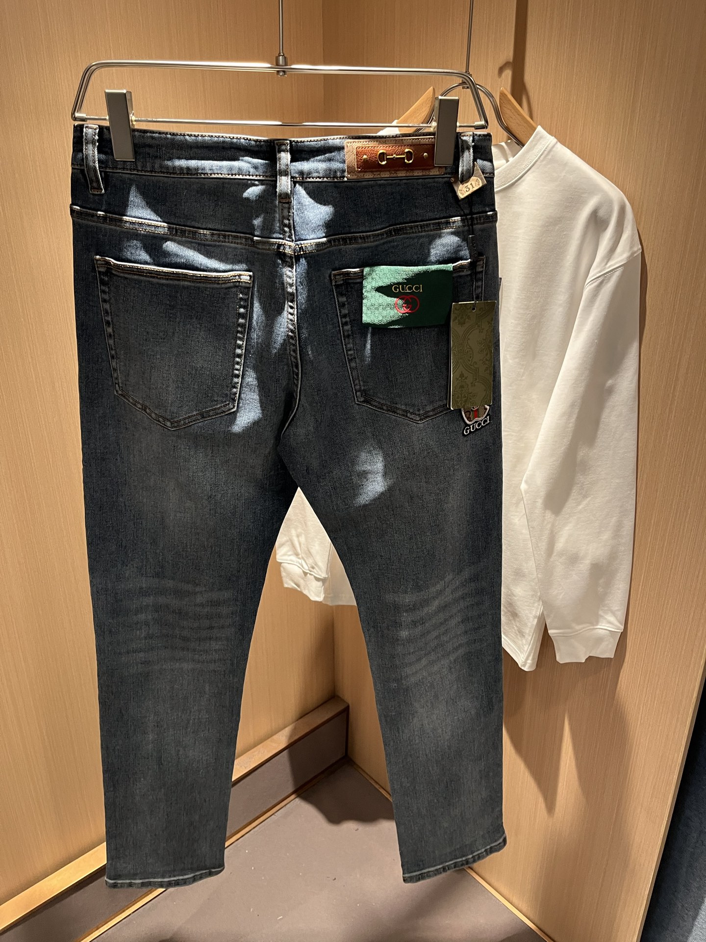 Guc*古奇 2025秋冬新品男士高端休闲百搭四季通勤修身剪裁牛仔裤！对于粉丝来说，这样大气的经典设计足