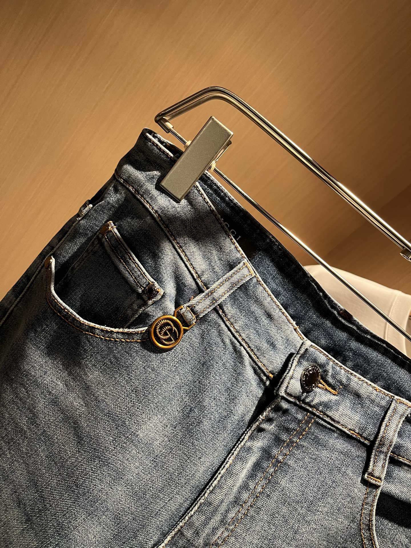 Guc*古奇 2025秋冬新品男士高端休闲百搭四季通勤修身剪裁牛仔裤！对于粉丝来说，这样大气的经典设计足