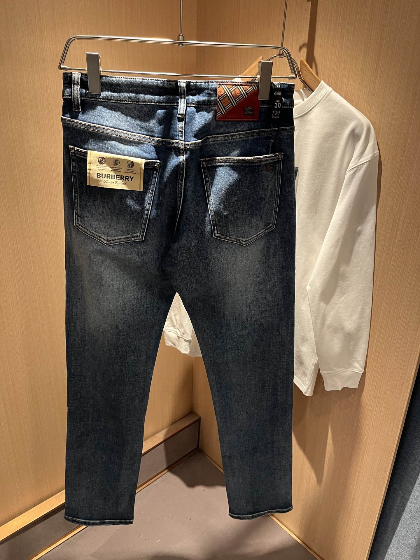 BURBER*Y巴*莉 2025秋冬新品男士高端休闲百搭牛仔裤！对于BUR粉丝来说，这样大气的经典设计足