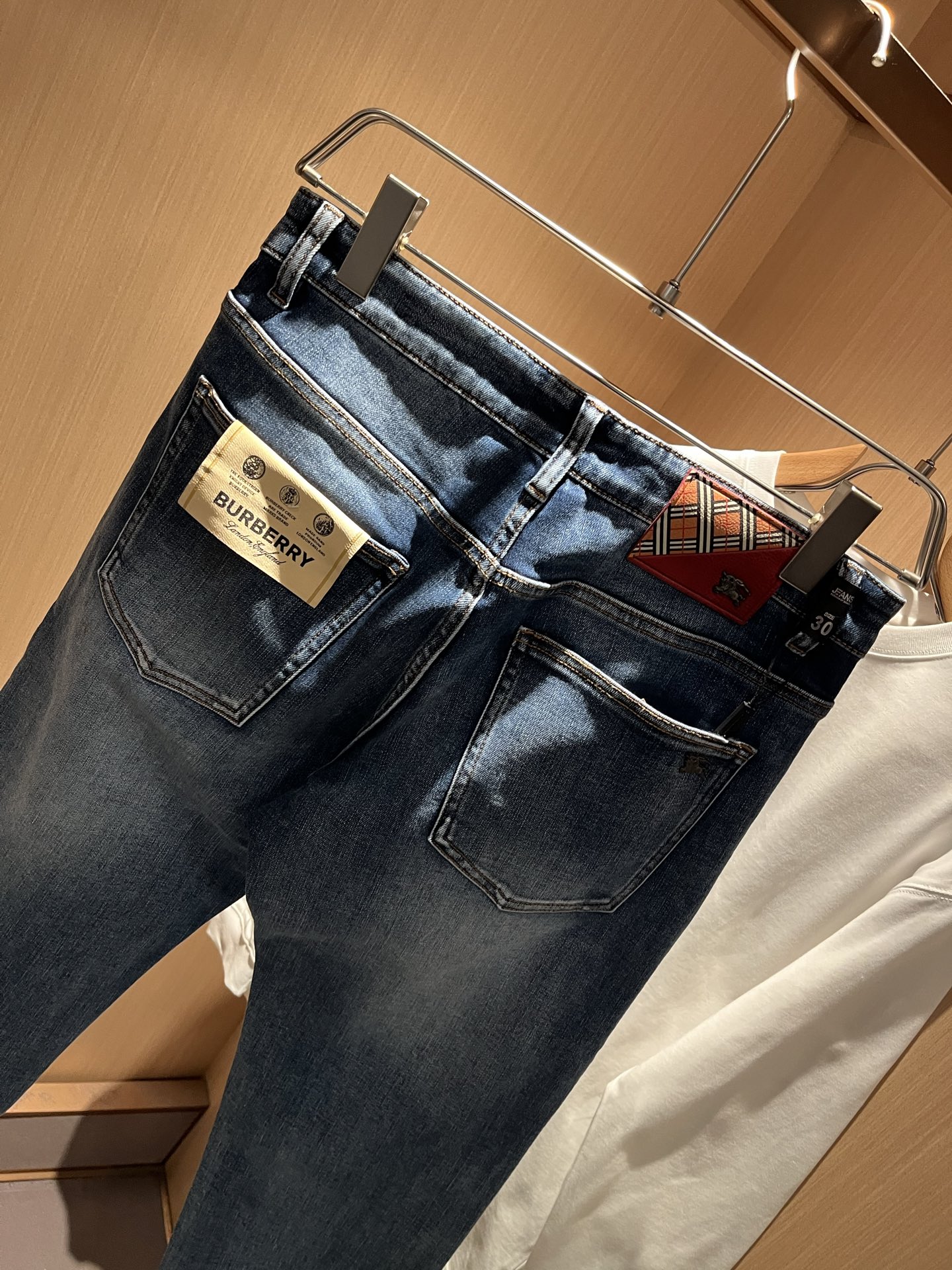 BURBER*Y巴*莉 2025秋冬新品男士高端休闲百搭牛仔裤！对于BUR粉丝来说，这样大气的经典设计足