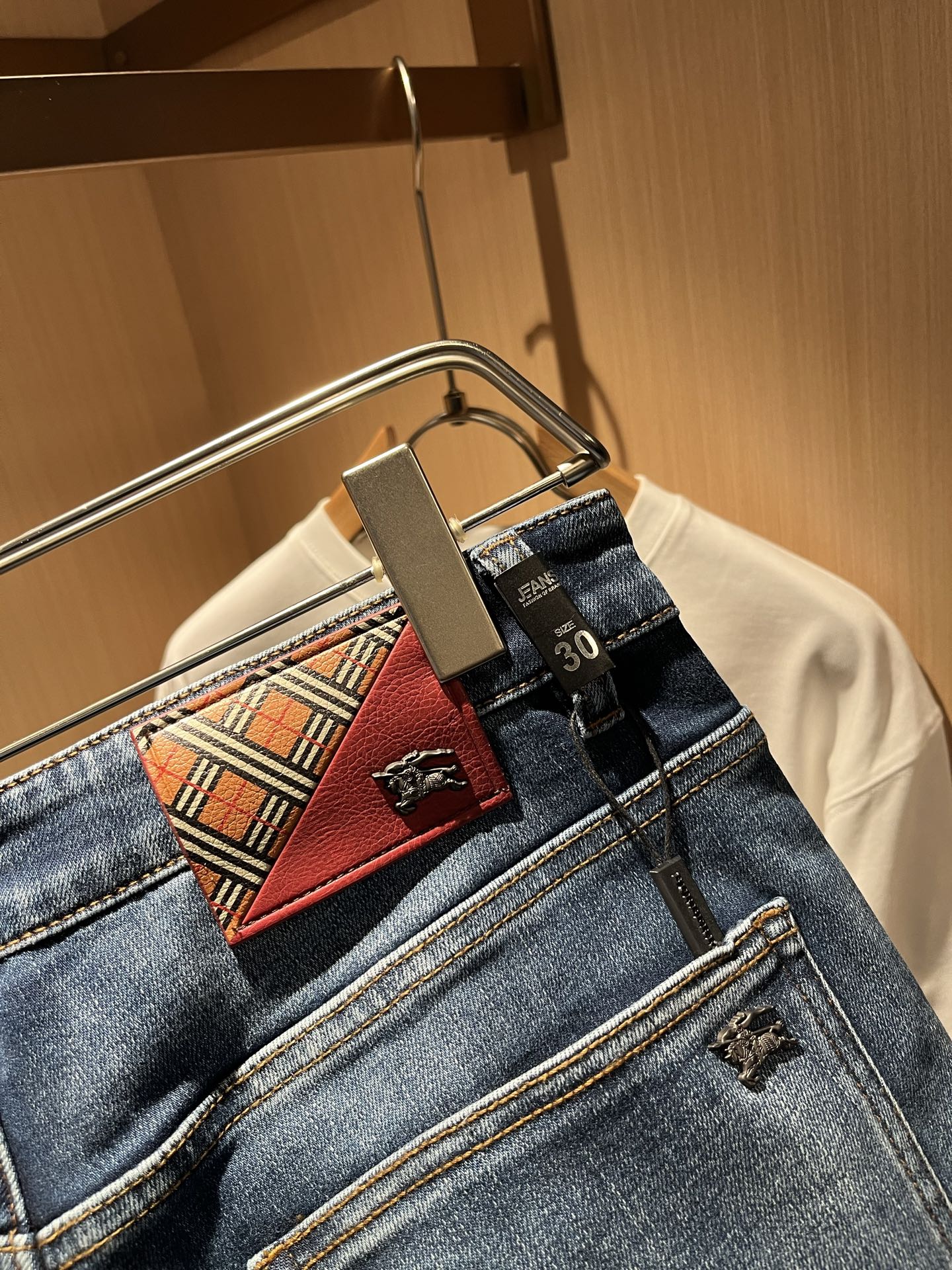 BURBER*Y巴*莉 2025秋冬新品男士高端休闲百搭牛仔裤！对于BUR粉丝来说，这样大气的经典设计足