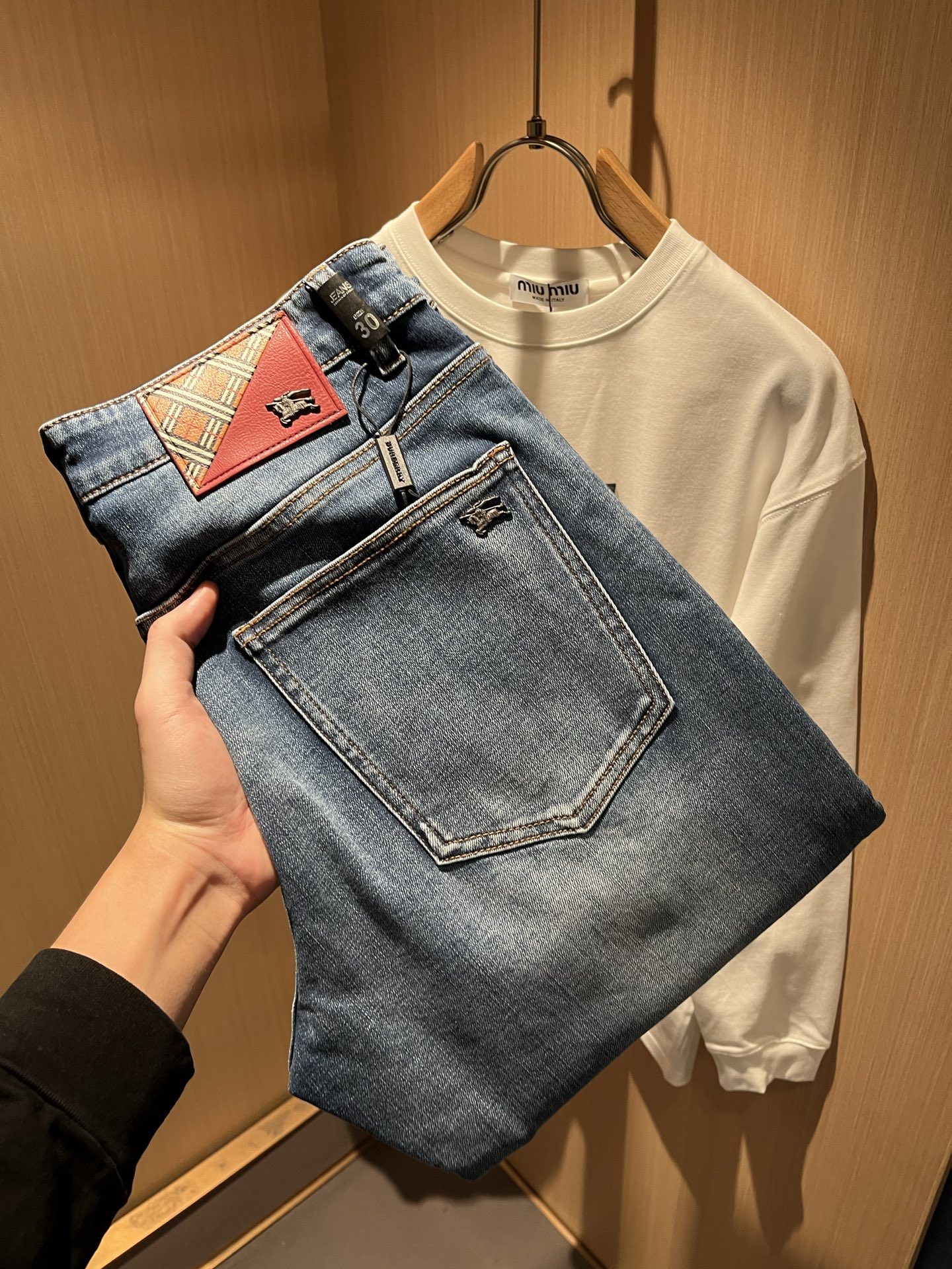 BURBER*Y巴*莉 2025秋冬新品男士高端休闲百搭牛仔裤！对于BUR粉丝来说，这样大气的经典设计足