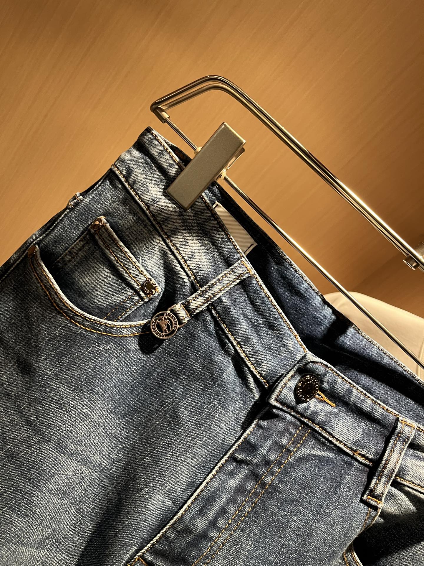 BURBER*Y巴*莉 2025秋冬新品男士高端休闲百搭牛仔裤！对于BUR粉丝来说，这样大气的经典设计足