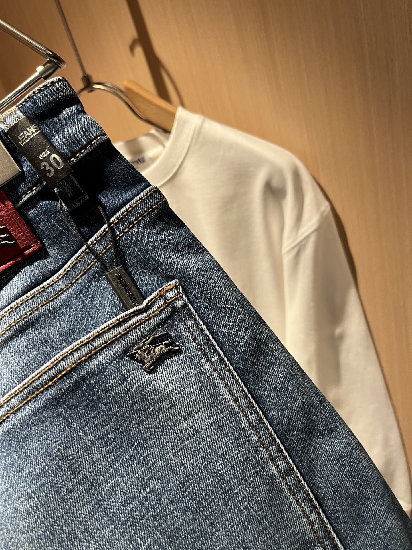 BURBER*Y巴*莉 2025秋冬新品男士高端休闲百搭牛仔裤！对于BUR粉丝来说，这样大气的经典设计足