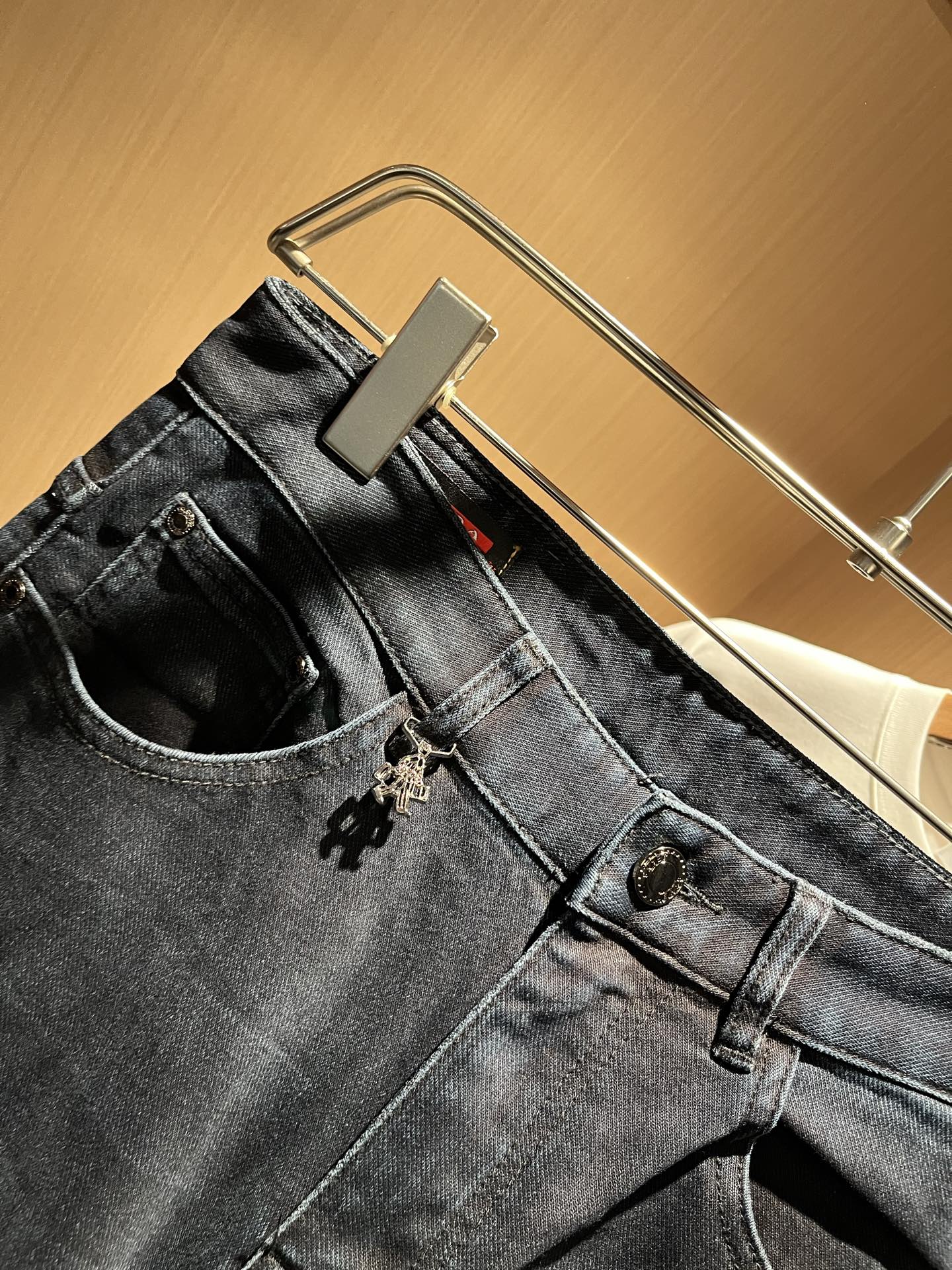 PRA*DA 普拉达 2025秋冬新品发售！牛仔高级百搭实用主义不哗众取宠！港澳台地区限定款！！立体裁剪