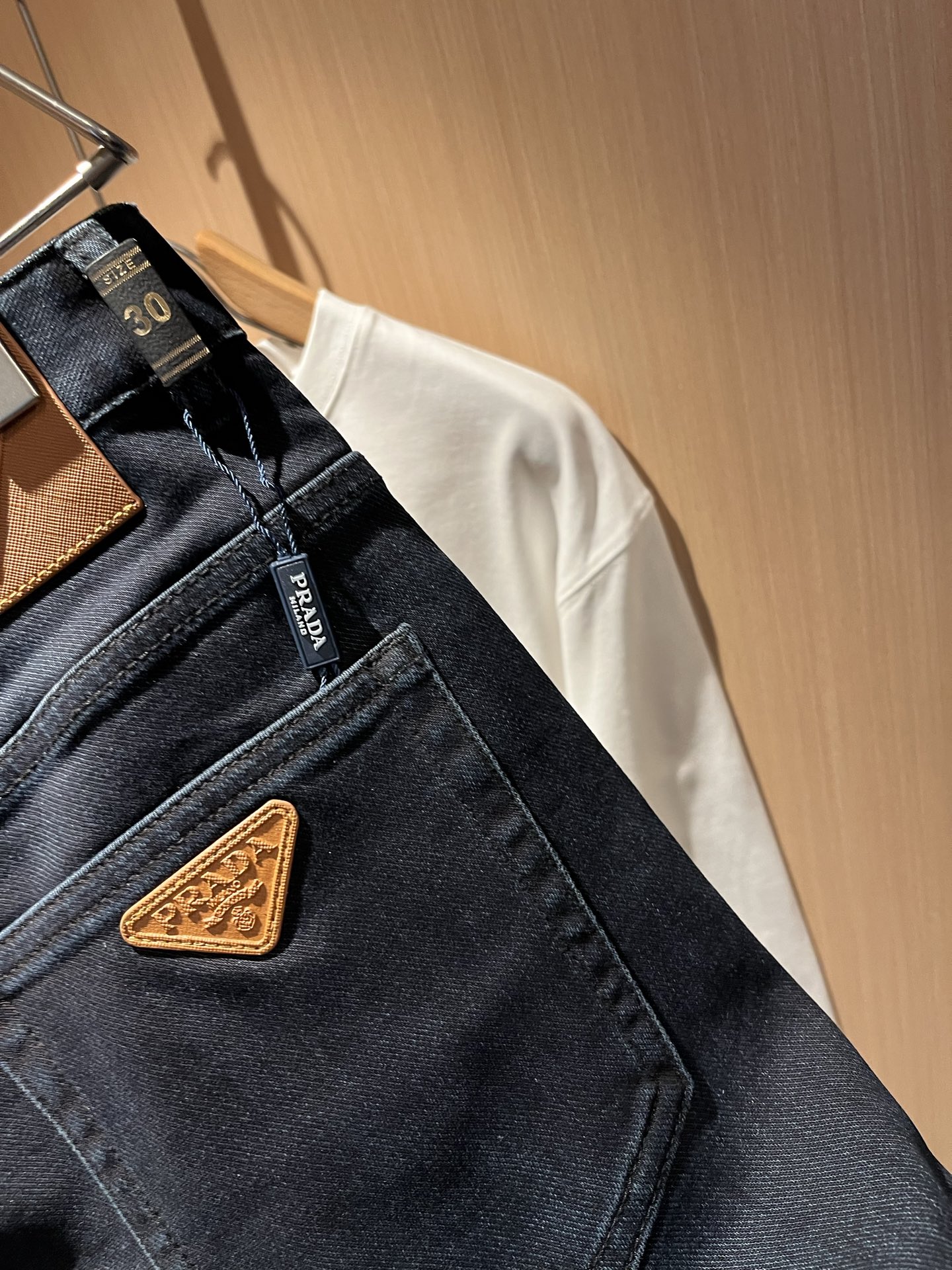 PRA*DA 普拉达 2025秋冬新品发售！牛仔高级百搭实用主义不哗众取宠！港澳台地区限定款！！立体裁剪