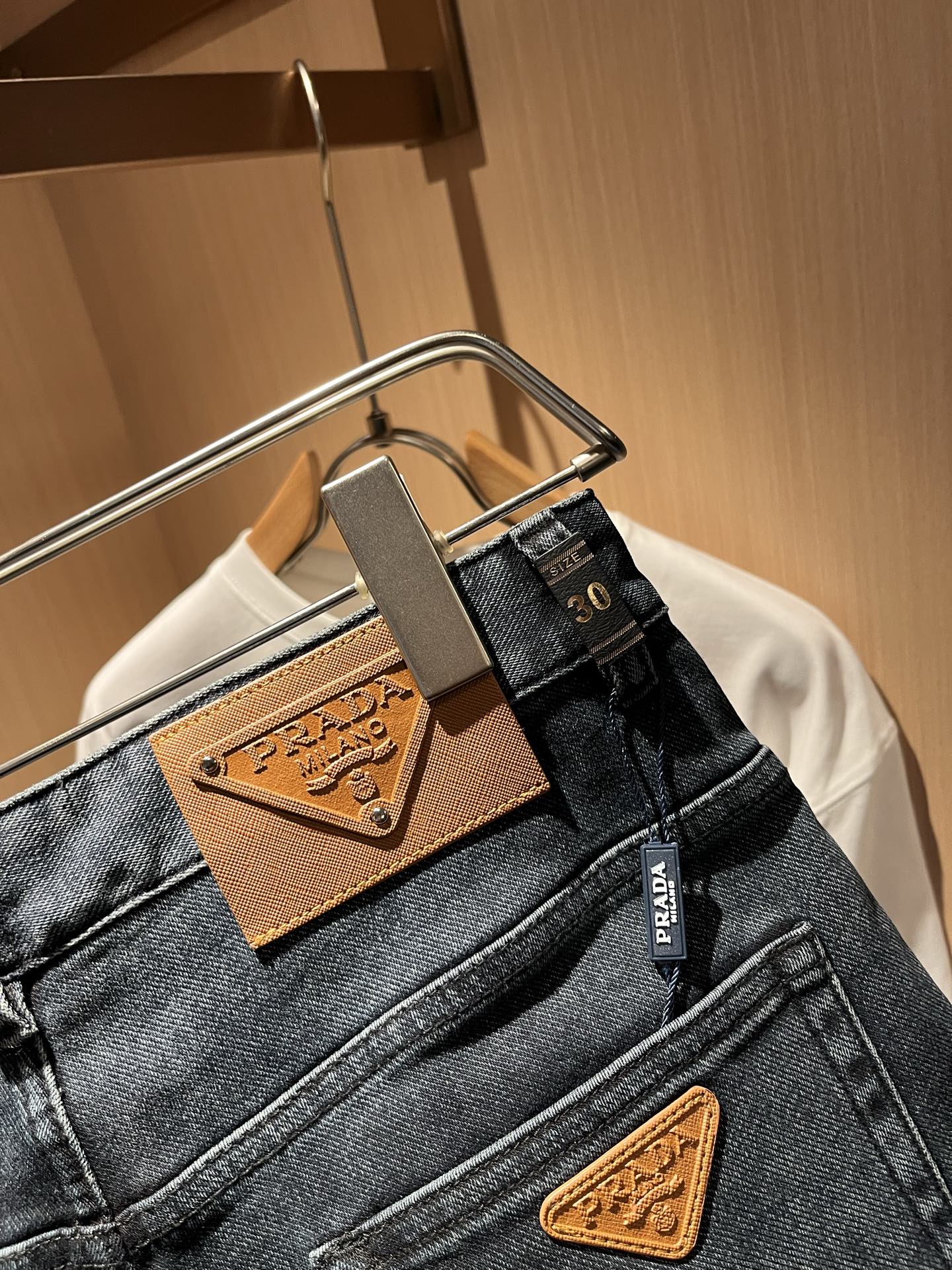 PRA*DA 普拉达 2025秋冬新品发售！牛仔高级百搭实用主义不哗众取宠！港澳台地区限定款！！立体裁剪