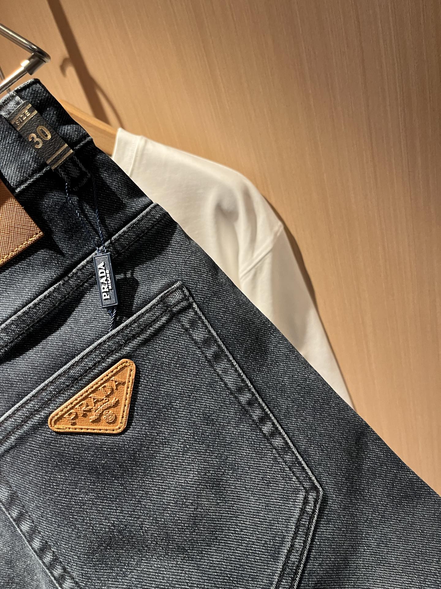 PRA*DA 普拉达 2025秋冬新品发售！牛仔高级百搭实用主义不哗众取宠！港澳台地区限定款！！立体裁剪