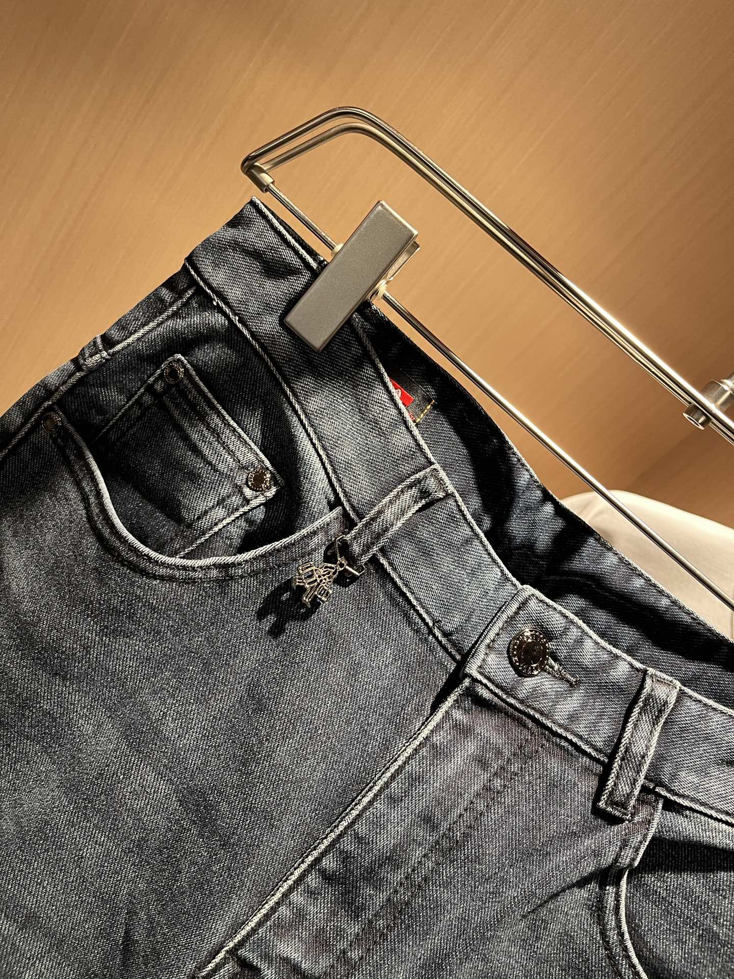 PRA*DA 普拉达 2025秋冬新品发售！牛仔高级百搭实用主义不哗众取宠！港澳台地区限定款！！立体裁剪