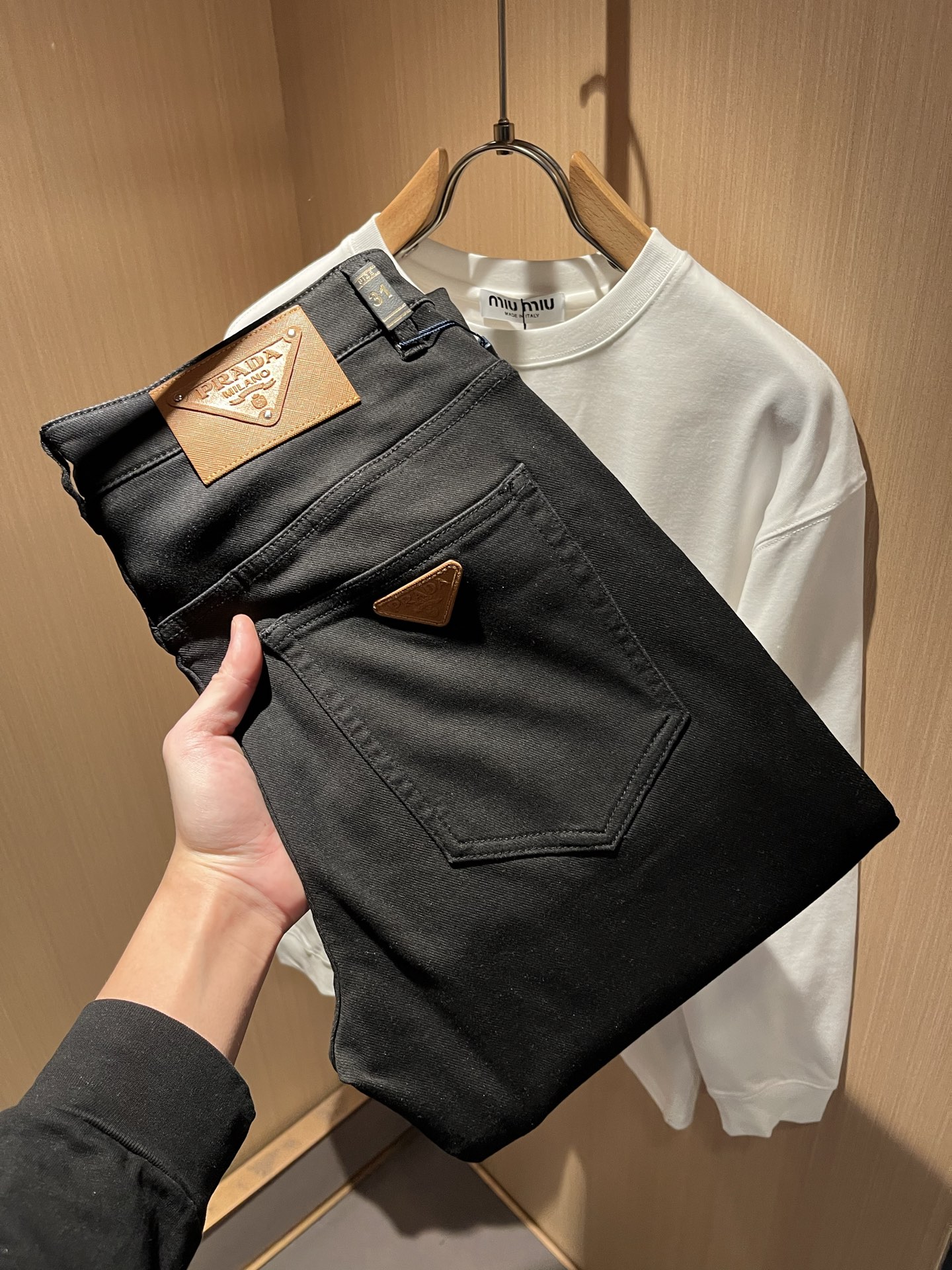 PRA*DA 普拉达 2025秋冬新品发售！牛仔高级百搭实用主义不哗众取宠！港澳台地区限定款！！立体裁剪