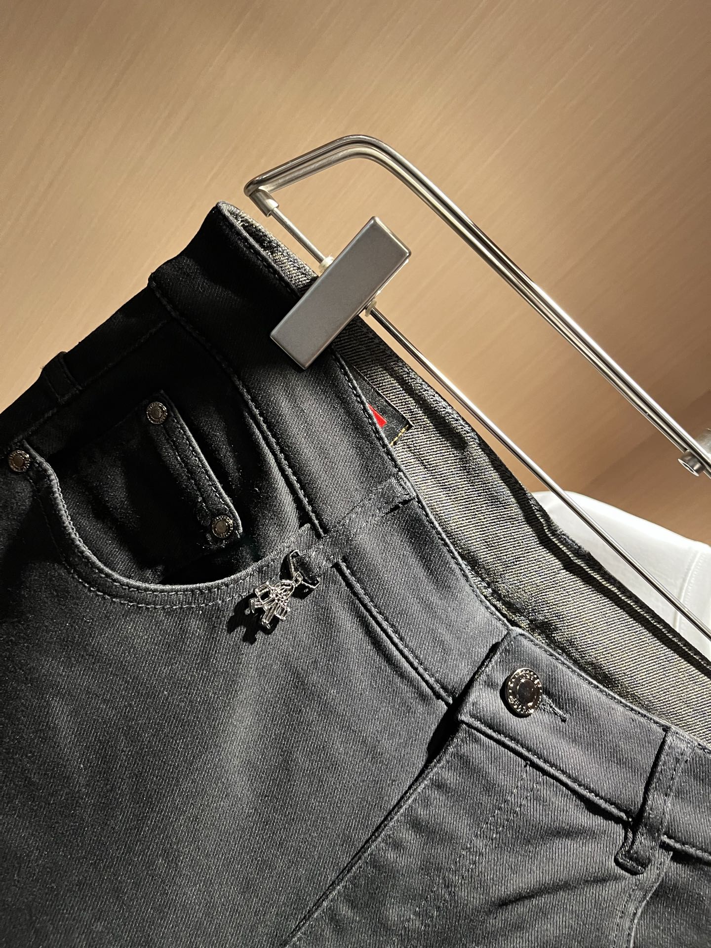 PRA*DA 普拉达 2025秋冬新品发售！牛仔高级百搭实用主义不哗众取宠！港澳台地区限定款！！立体裁剪