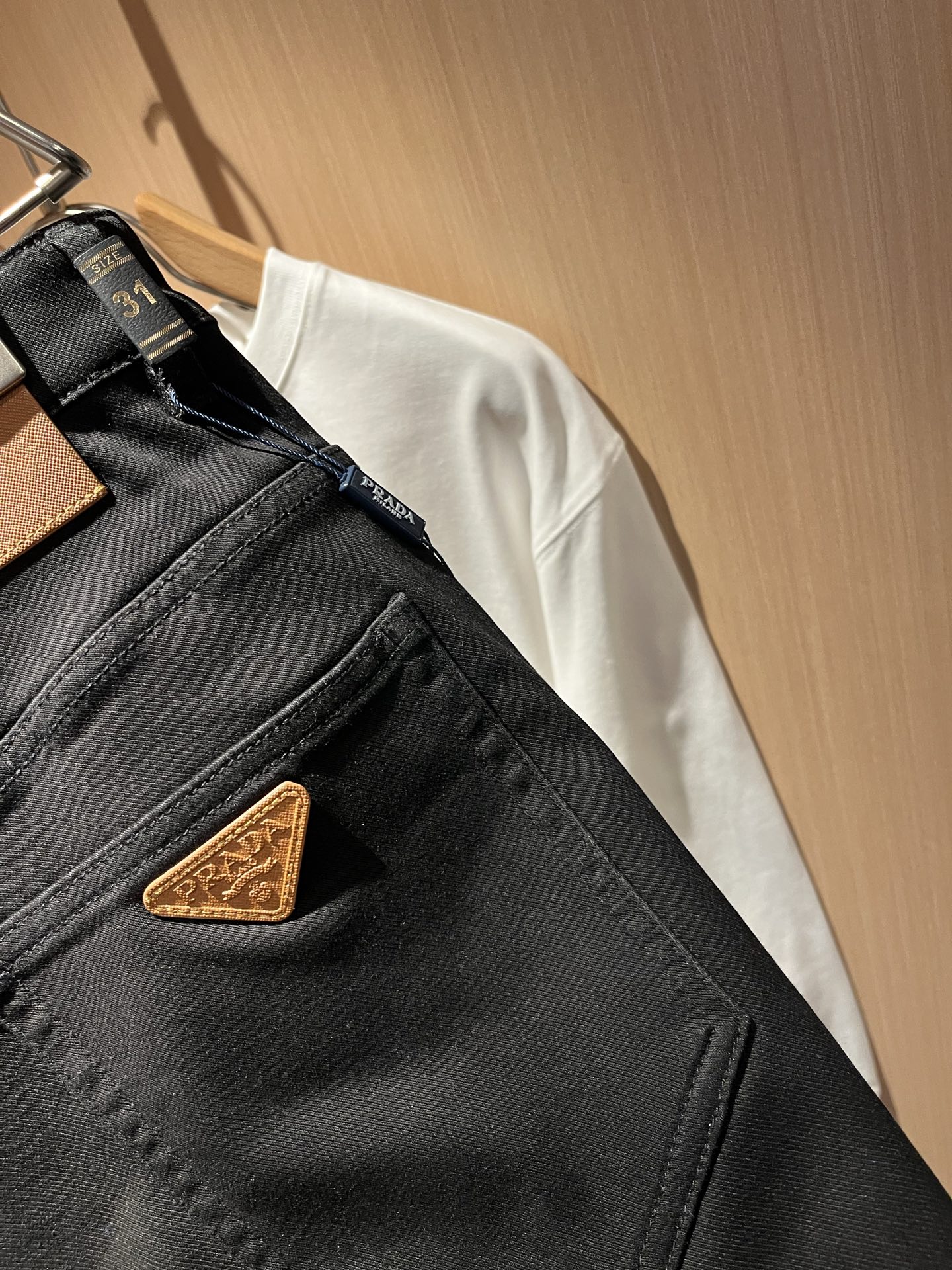 PRA*DA 普拉达 2025秋冬新品发售！牛仔高级百搭实用主义不哗众取宠！港澳台地区限定款！！立体裁剪