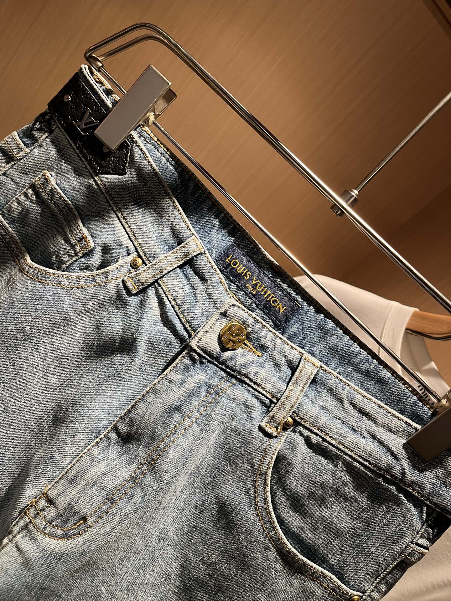 Louis Vuitto*路易*登2025秋冬新款男士经典水洗小直筒牛仔长裤。绝佳的上身性能，百搭之选，