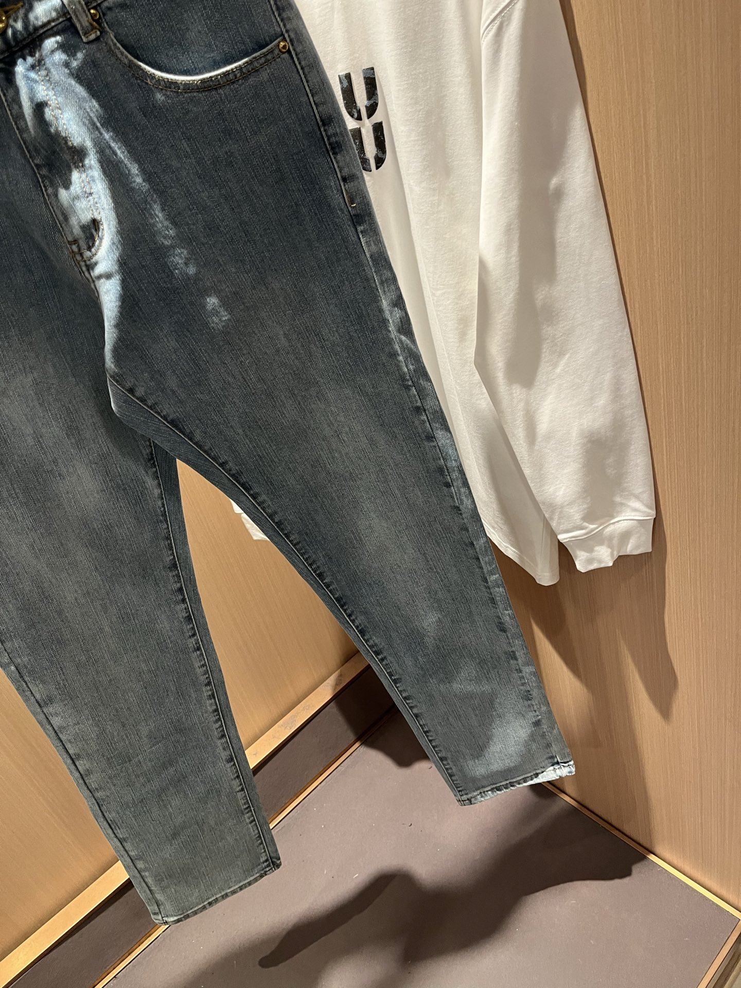 Louis Vuitto*路易*登2025秋冬新款男士经典水洗小直筒牛仔长裤。绝佳的上身性能，百搭之选，