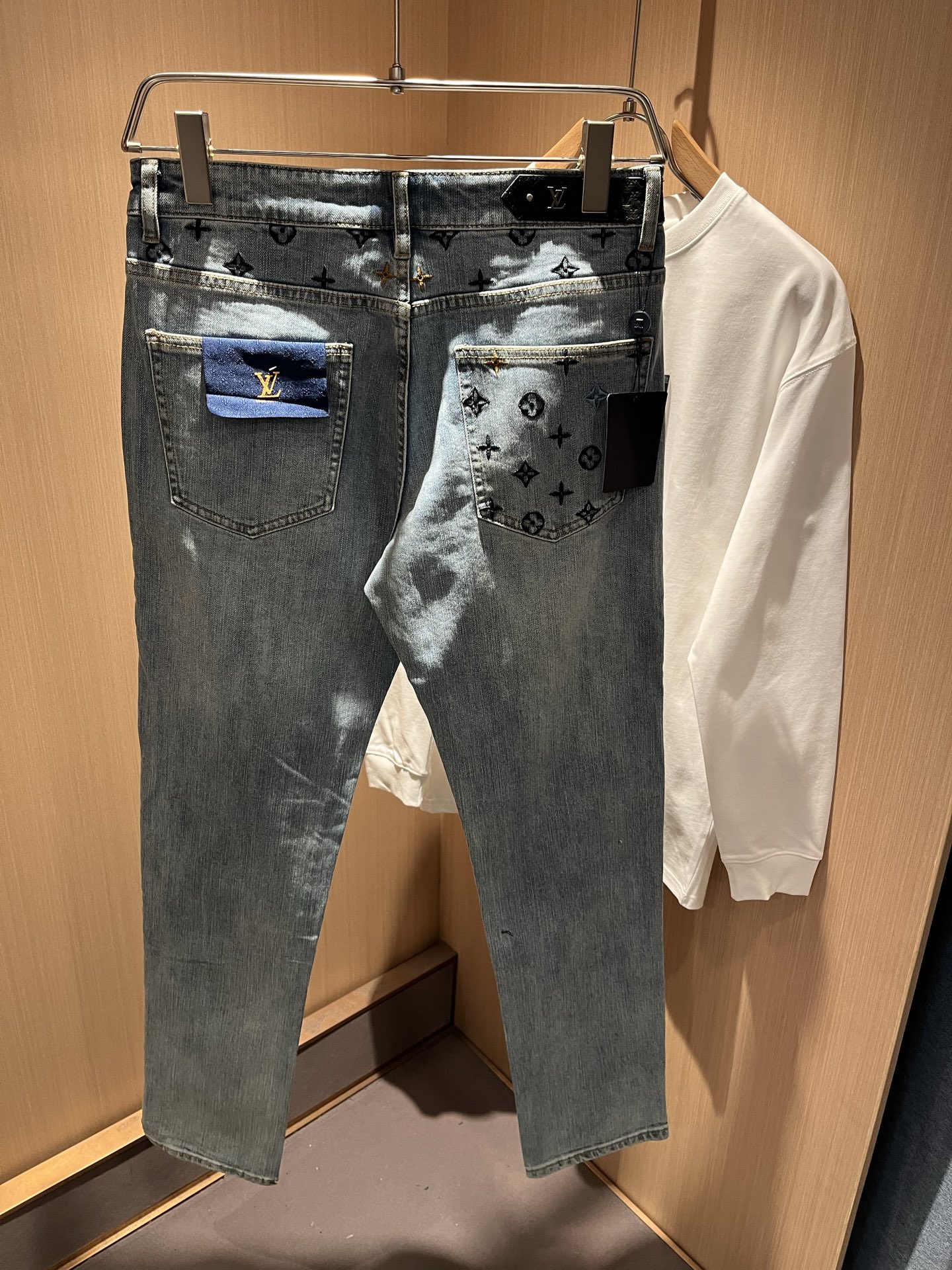 Louis Vuitto*路易*登2025秋冬新款男士经典水洗小直筒牛仔长裤。绝佳的上身性能，百搭之选，