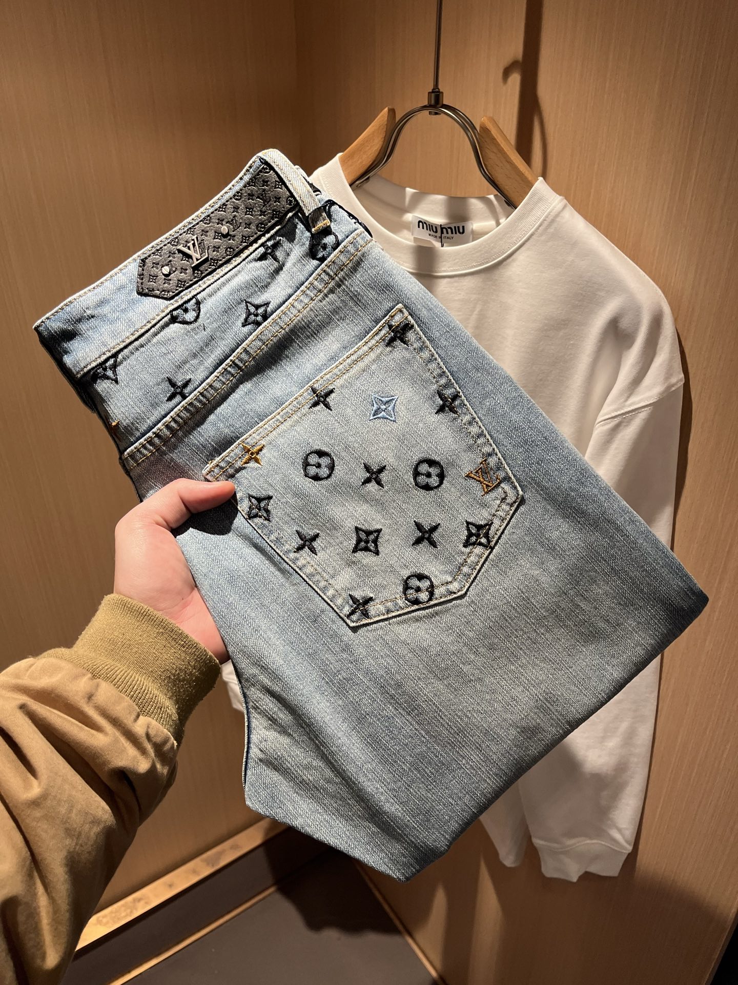 Louis Vuitto*路易*登2025秋冬新款男士经典水洗小直筒牛仔长裤。绝佳的上身性能，百搭之选，