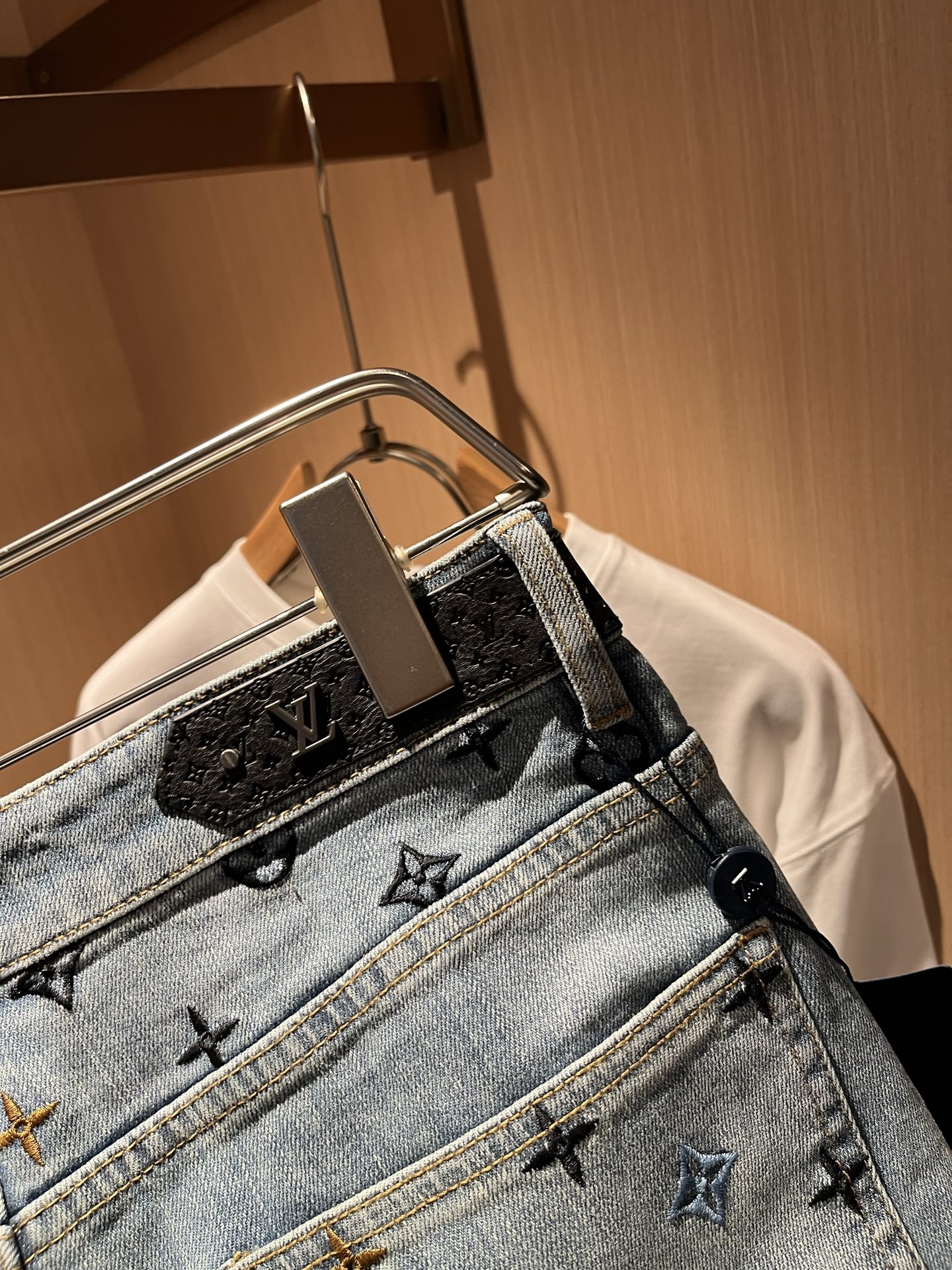 Louis Vuitto*路易*登2025秋冬新款男士经典水洗小直筒牛仔长裤。绝佳的上身性能，百搭之选，