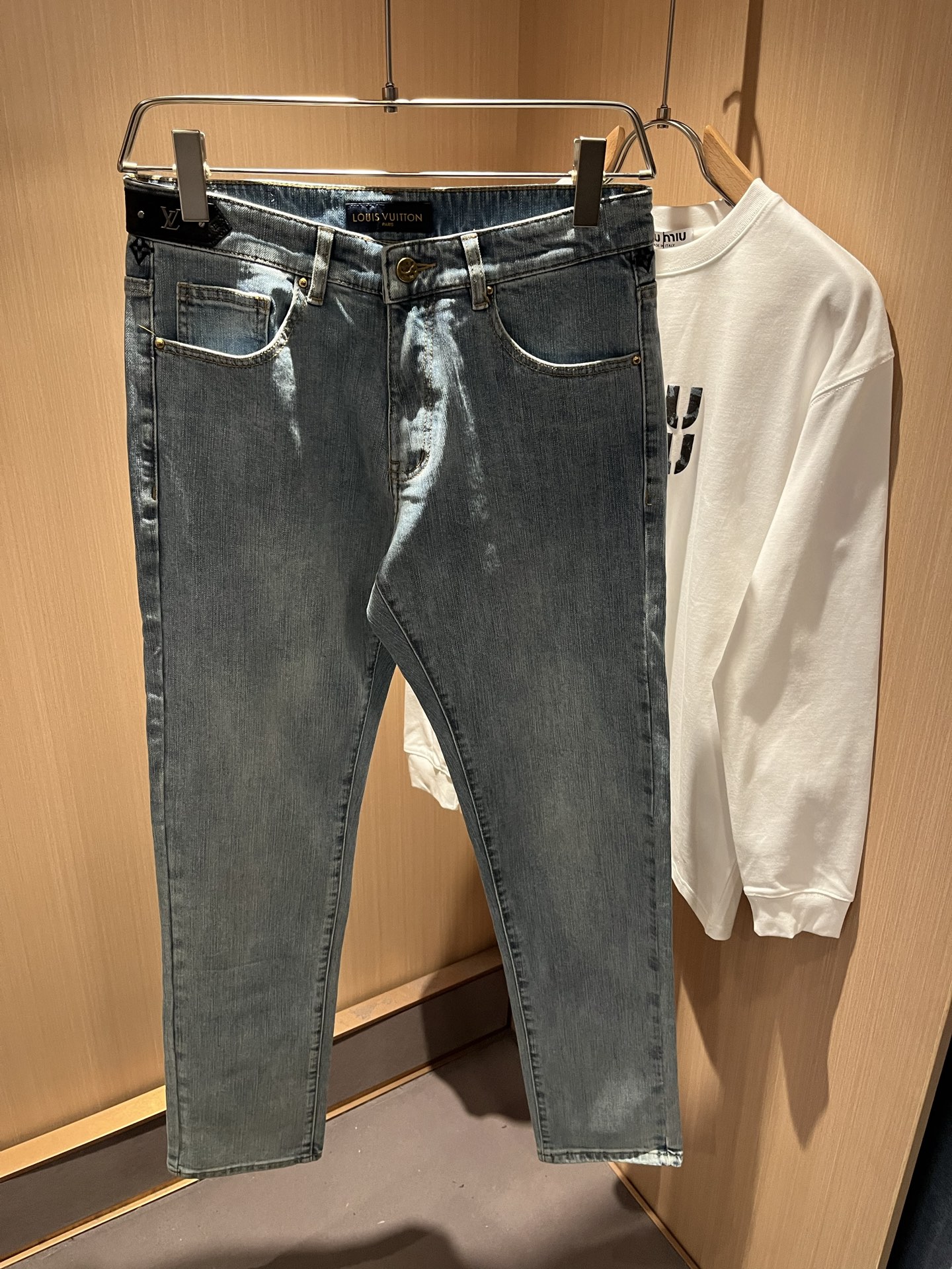 Louis Vuitto*路易*登2025秋冬新款男士经典水洗小直筒牛仔长裤。绝佳的上身性能，百搭之选，