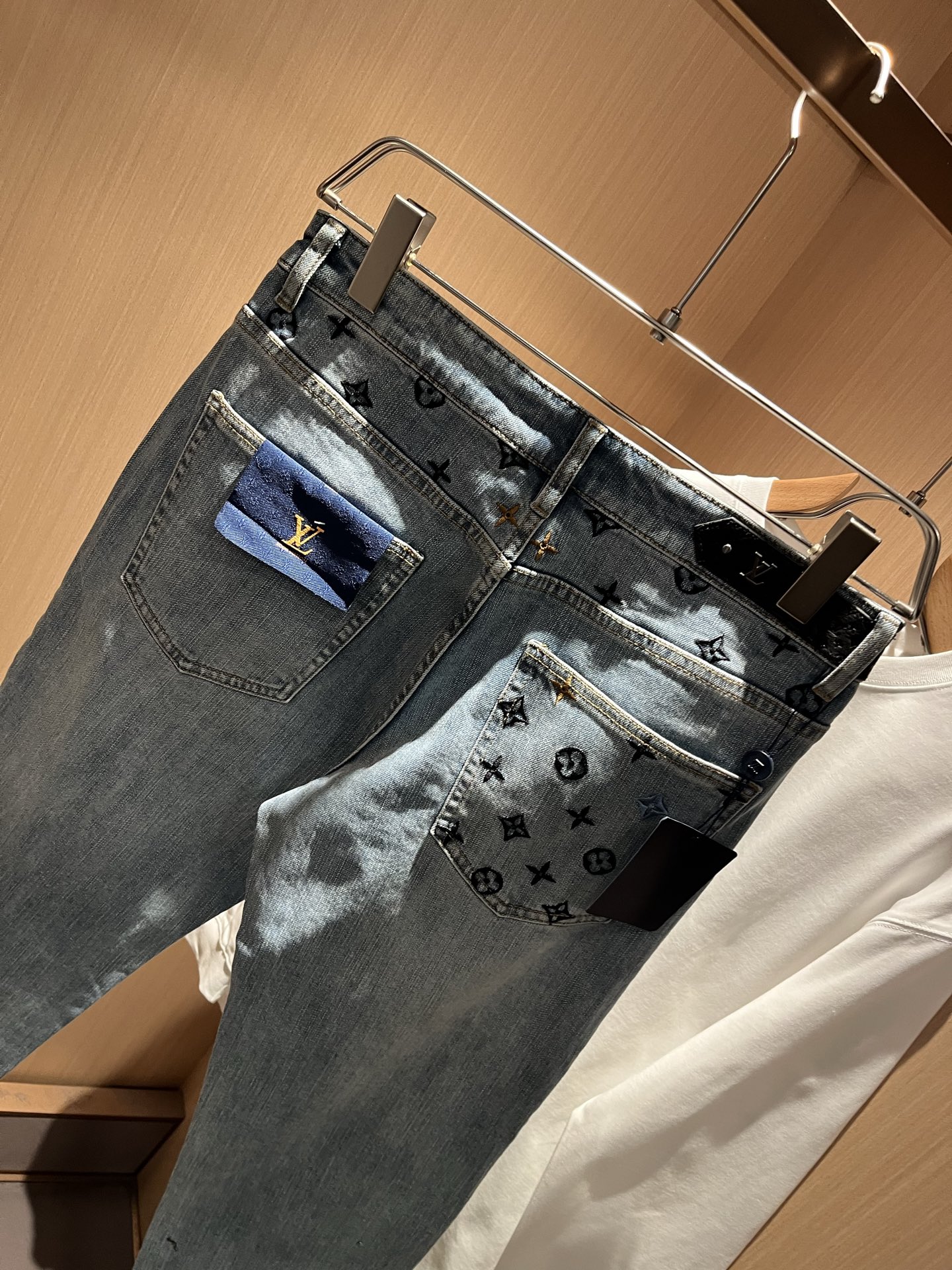 Louis Vuitto*路易*登2025秋冬新款男士经典水洗小直筒牛仔长裤。绝佳的上身性能，百搭之选，