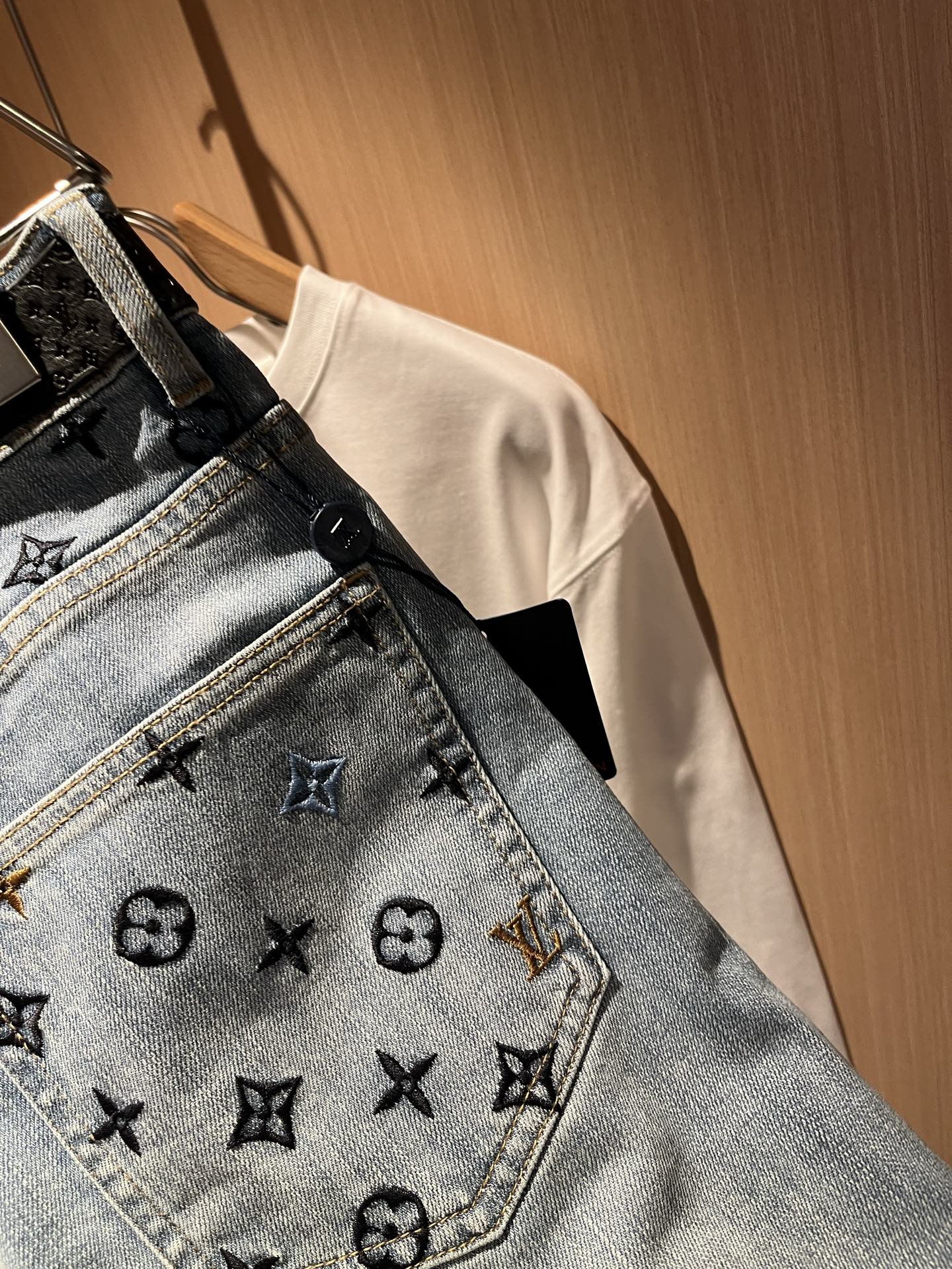 Louis Vuitto*路易*登2025秋冬新款男士经典水洗小直筒牛仔长裤。绝佳的上身性能，百搭之选，