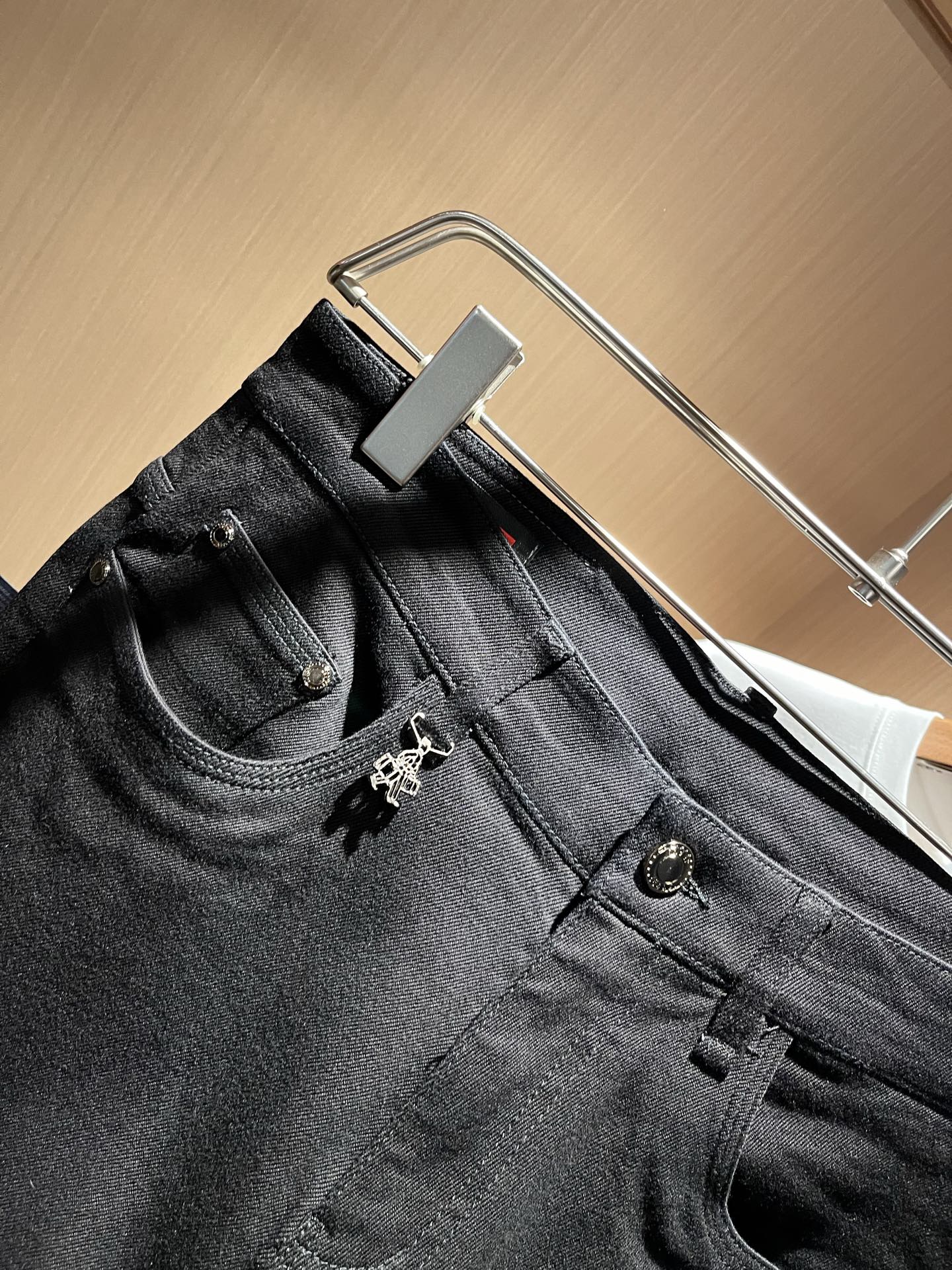 PRA*DA 普拉达 2025秋冬新品发售！牛仔高级百搭实用主义不哗众取宠！港澳台地区限定款！！立体裁剪