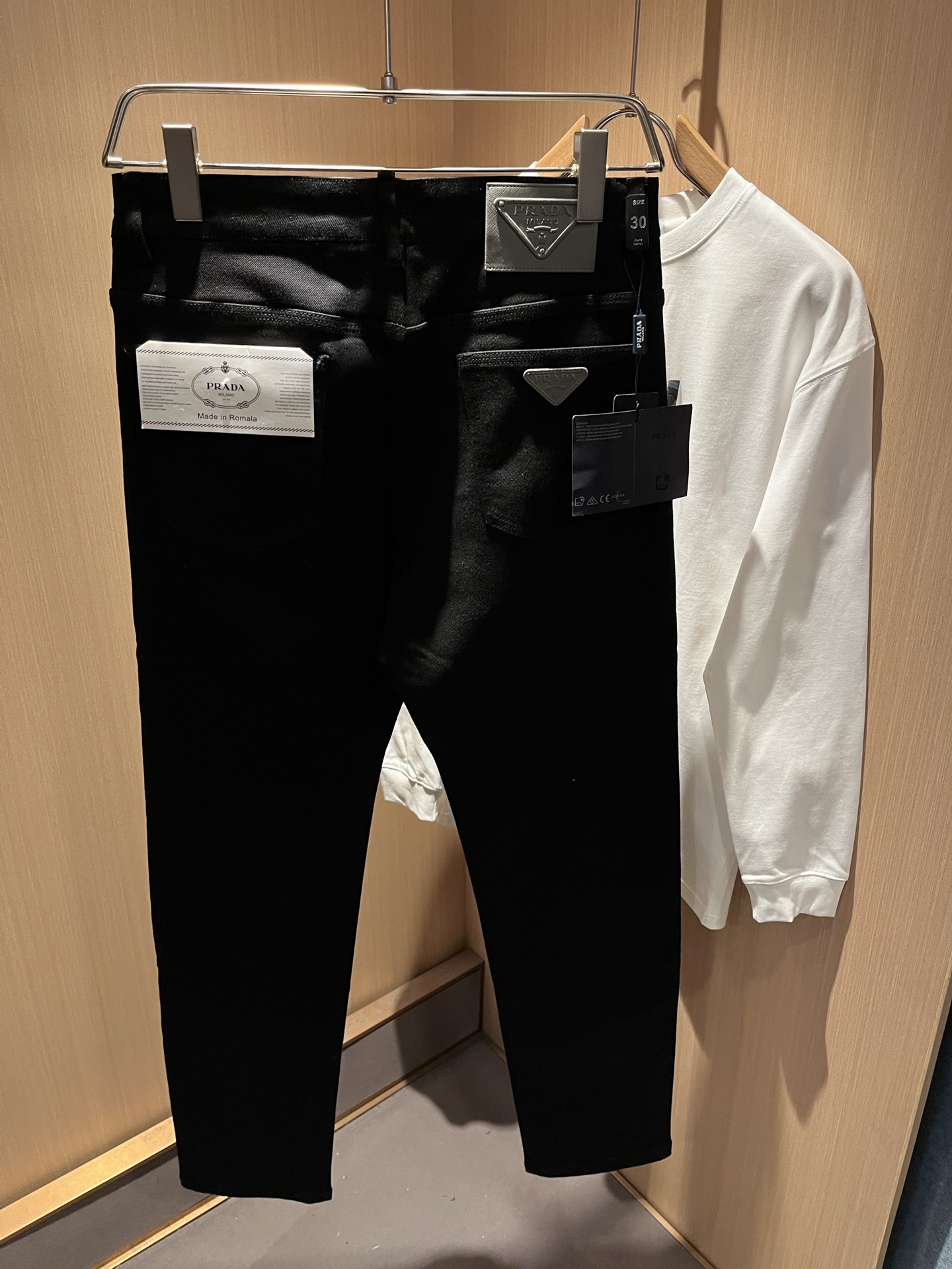 PRA*DA 普拉达 2025秋冬新品发售！牛仔高级百搭实用主义不哗众取宠！港澳台地区限定款！！立体裁剪