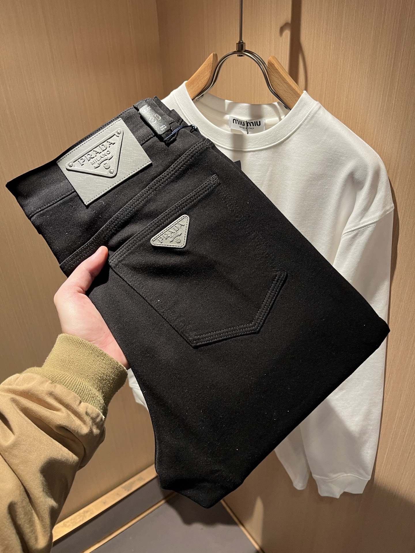 PRA*DA 普拉达 2025秋冬新品发售！牛仔高级百搭实用主义不哗众取宠！港澳台地区限定款！！立体裁剪