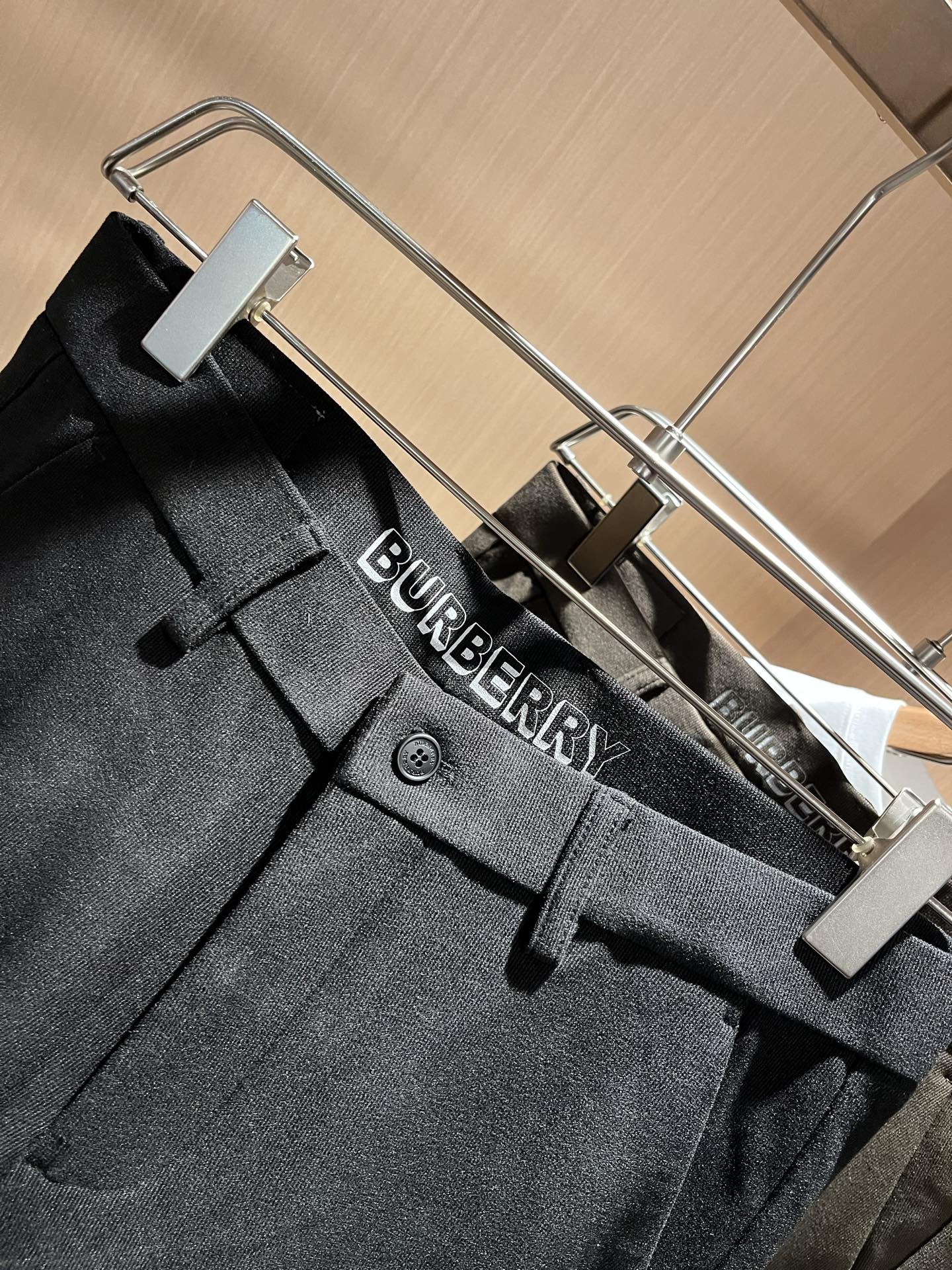 BURBER*Y巴*莉 2025秋冬男士休闲西裤，男士经典基础款小直筒裤 简洁纯色百搭款五金logo辅料