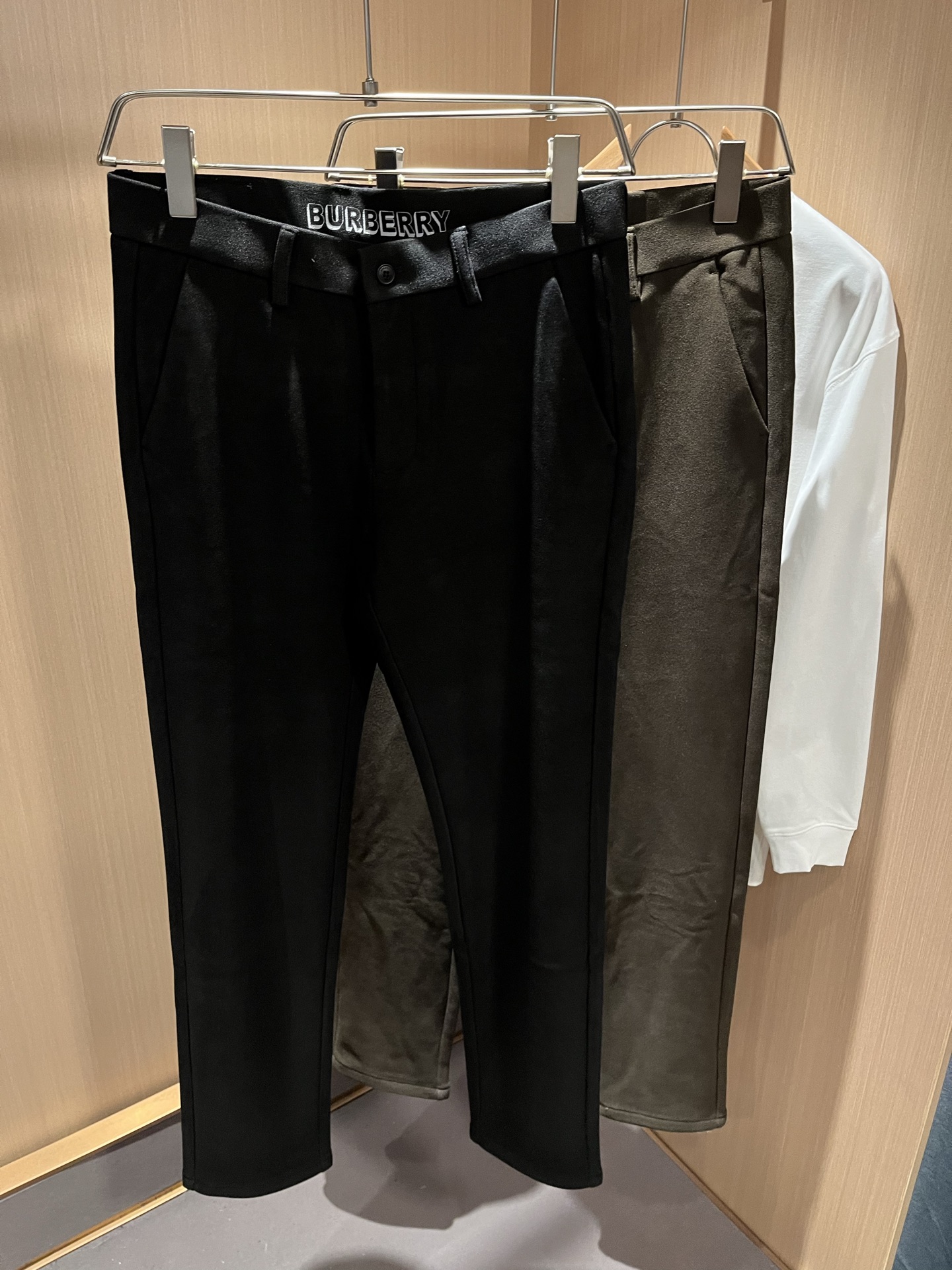 BURBER*Y巴*莉 2025秋冬男士休闲西裤，男士经典基础款小直筒裤 简洁纯色百搭款五金logo辅料