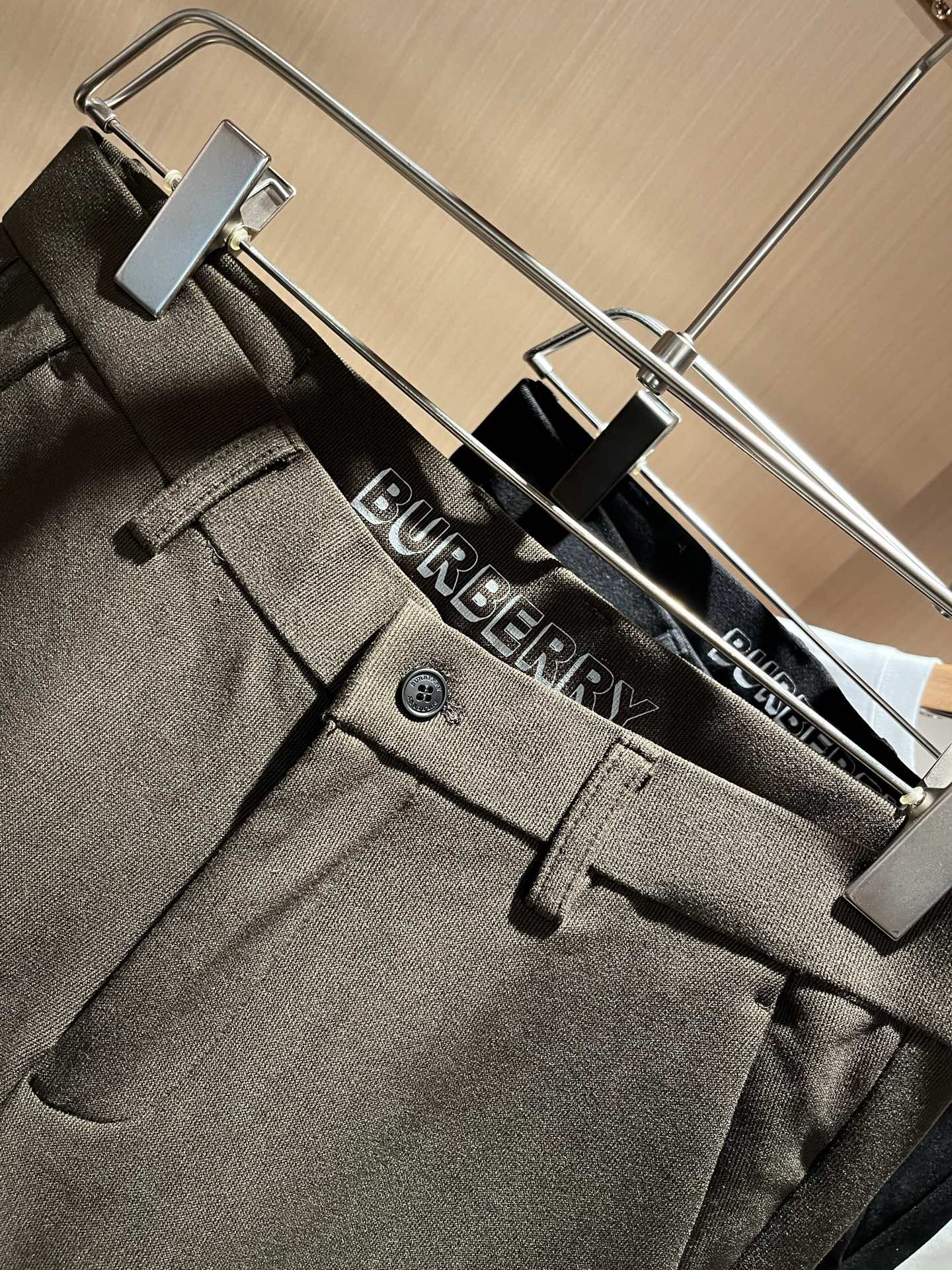 BURBER*Y巴*莉 2025秋冬男士休闲西裤，男士经典基础款小直筒裤 简洁纯色百搭款五金logo辅料