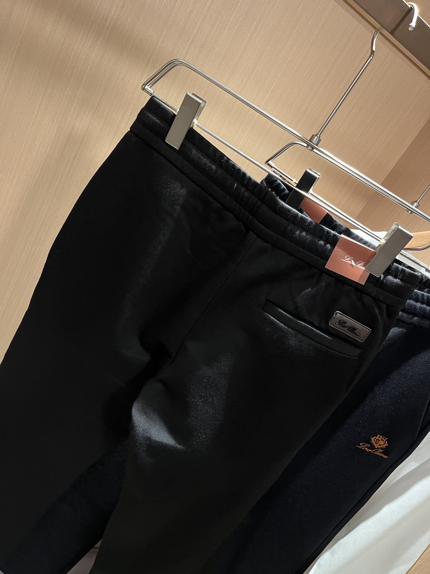 Loro Piana诺悠翩雅 2025秋冬新品男士休闲裤，最新的贸易订单全品相！！网红款！裤腿刺绣log