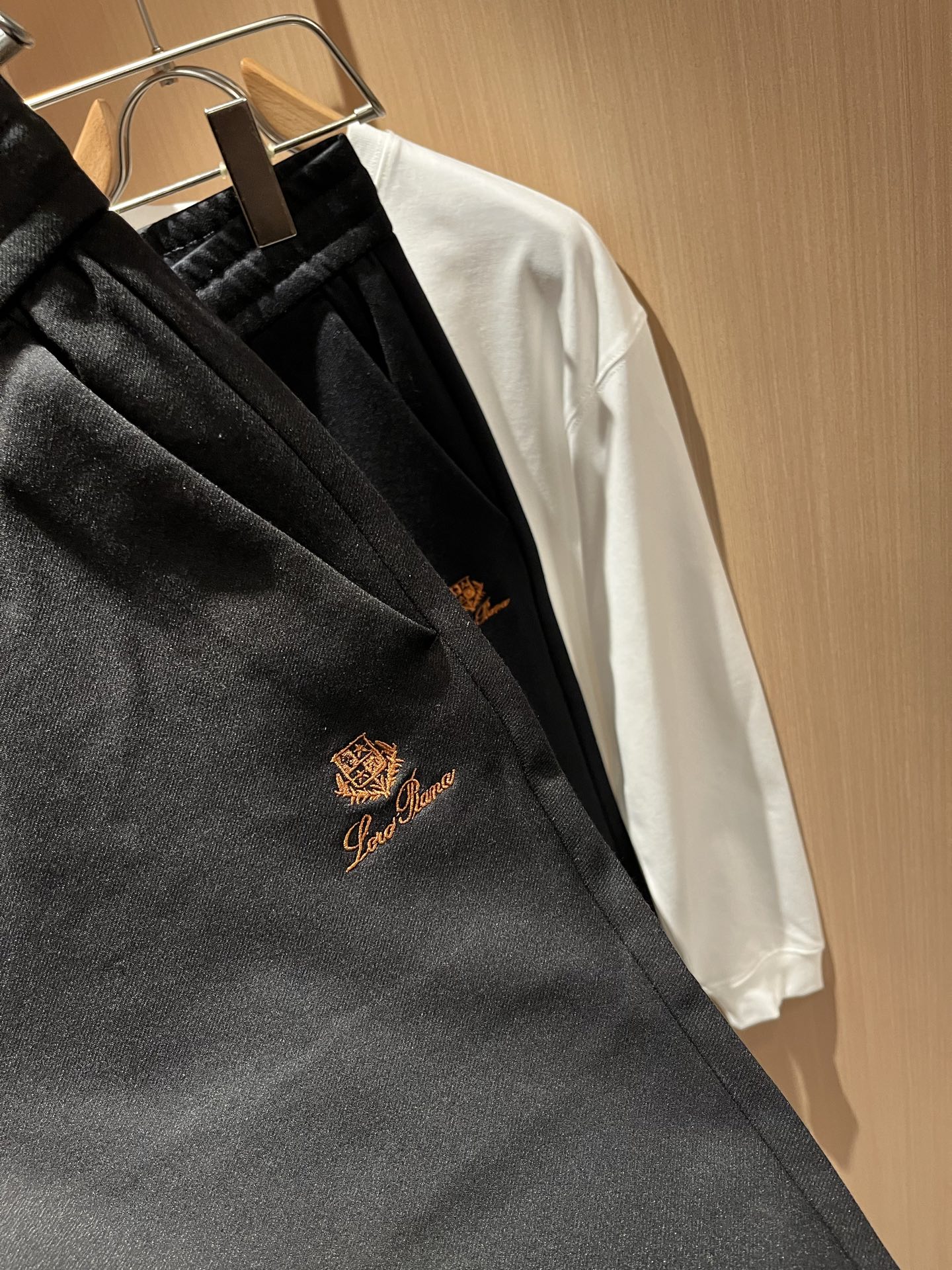 Loro Piana诺悠翩雅 2025秋冬新品男士休闲裤，最新的贸易订单全品相！！网红款！裤腿刺绣log