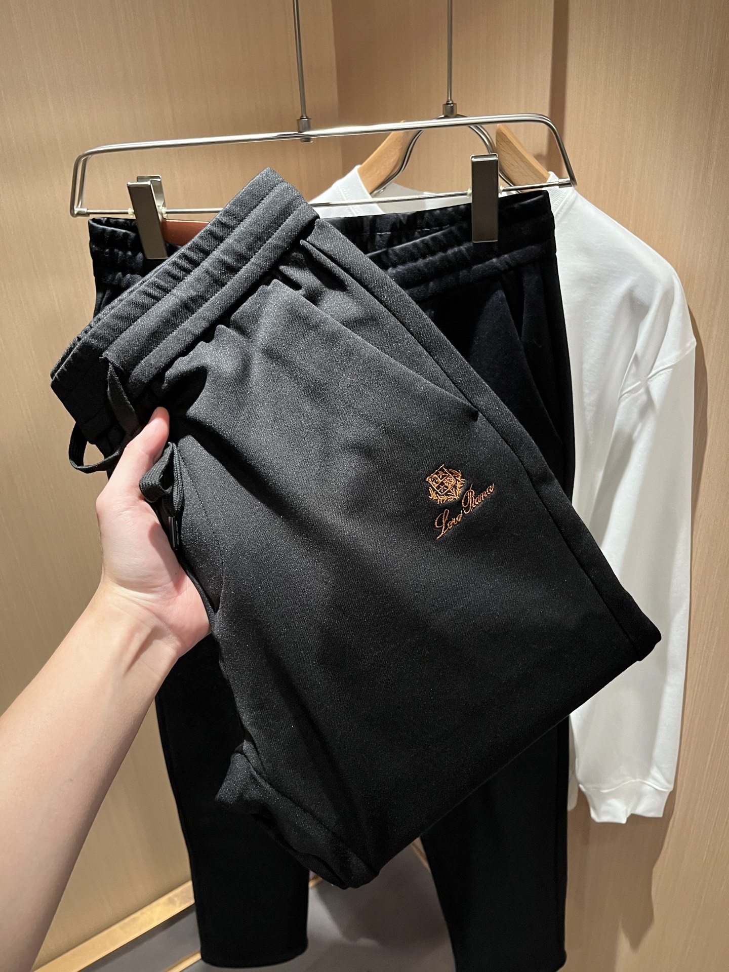 Loro Piana诺悠翩雅 2025秋冬新品男士休闲裤，最新的贸易订单全品相！！网红款！裤腿刺绣log