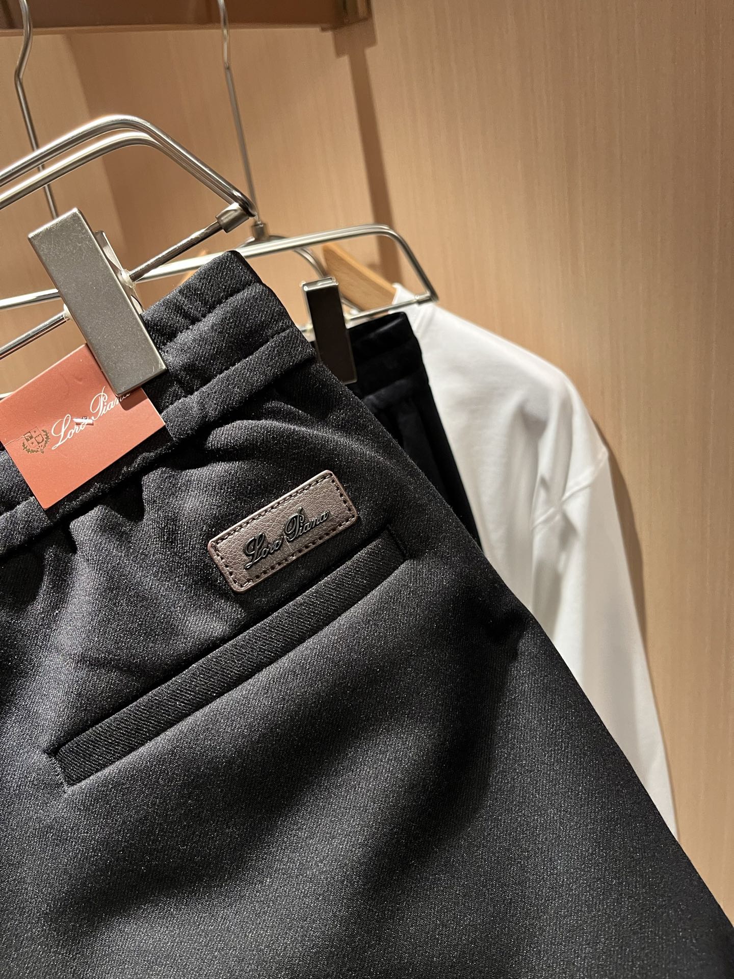 Loro Piana诺悠翩雅 2025秋冬新品男士休闲裤，最新的贸易订单全品相！！网红款！裤腿刺绣log